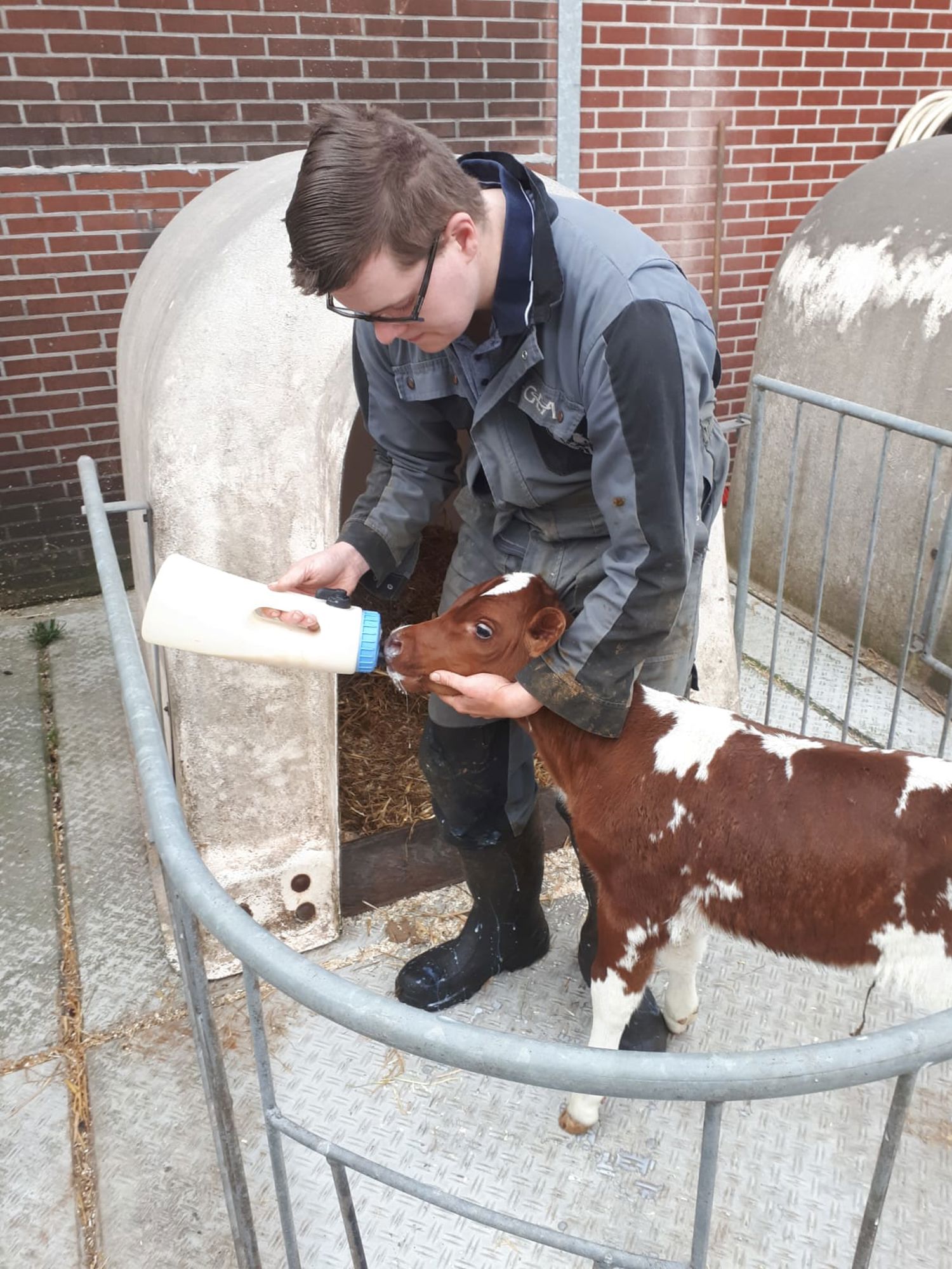 Meisje zittend op een bank voor kluisjes