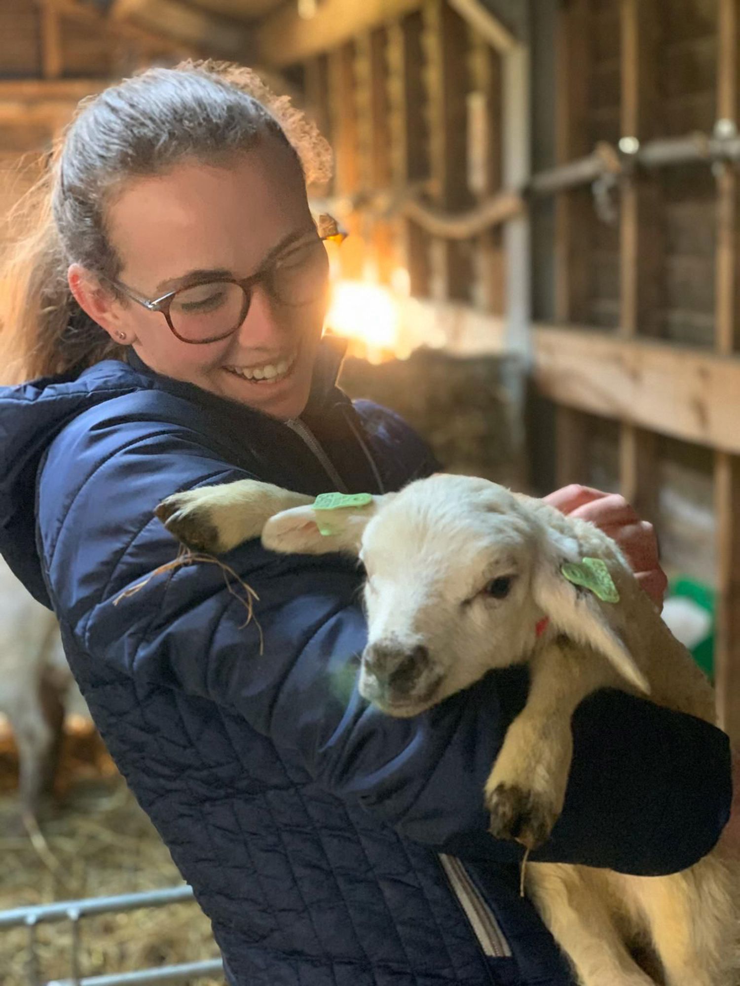 Meisje zittend op een bank voor kluisjes