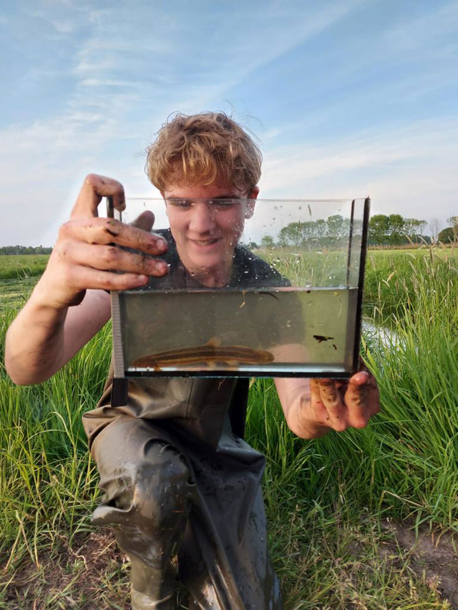 Meisje zittend op een bank voor kluisjes