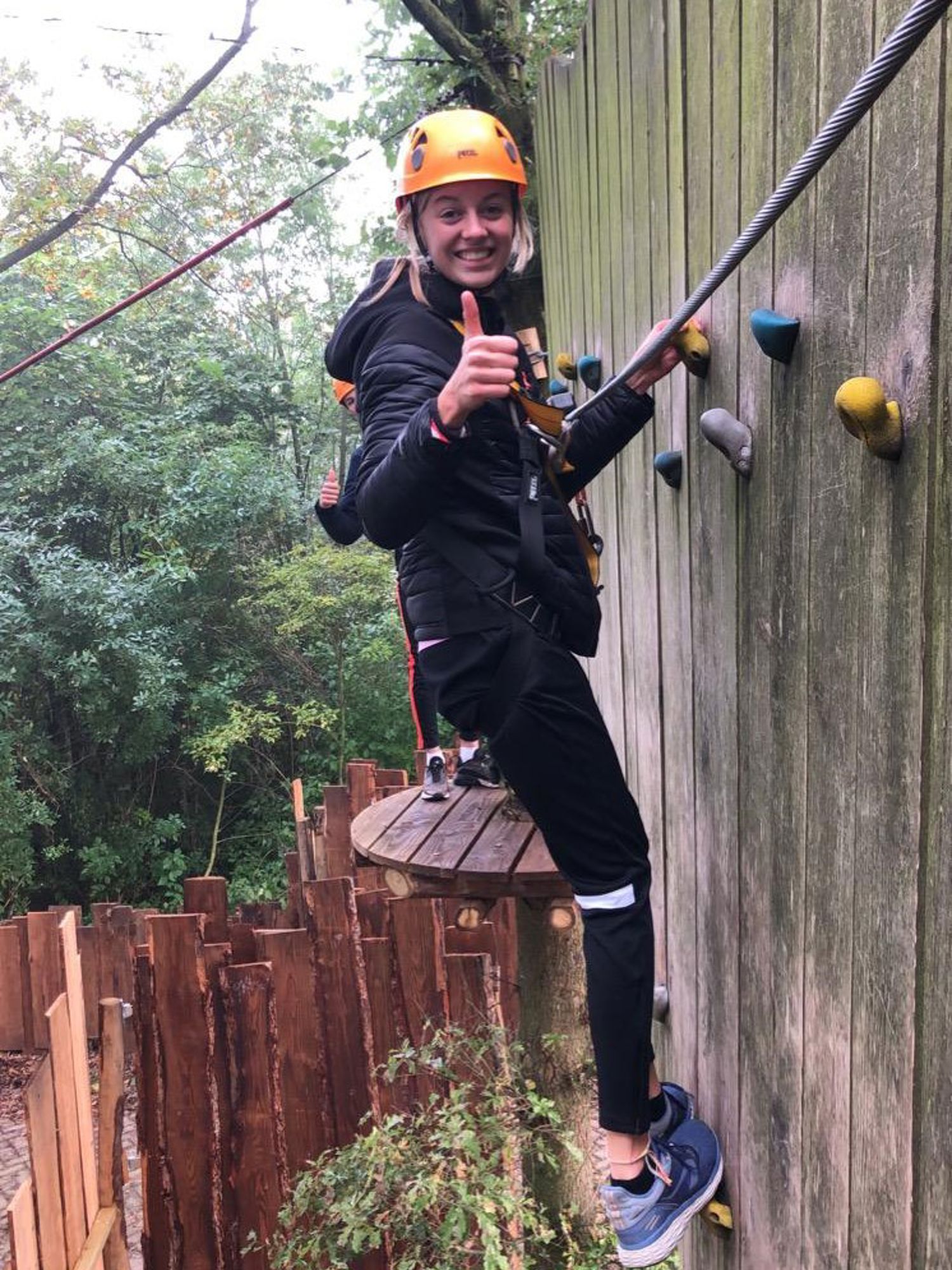 Meisje zittend op een bank voor kluisjes