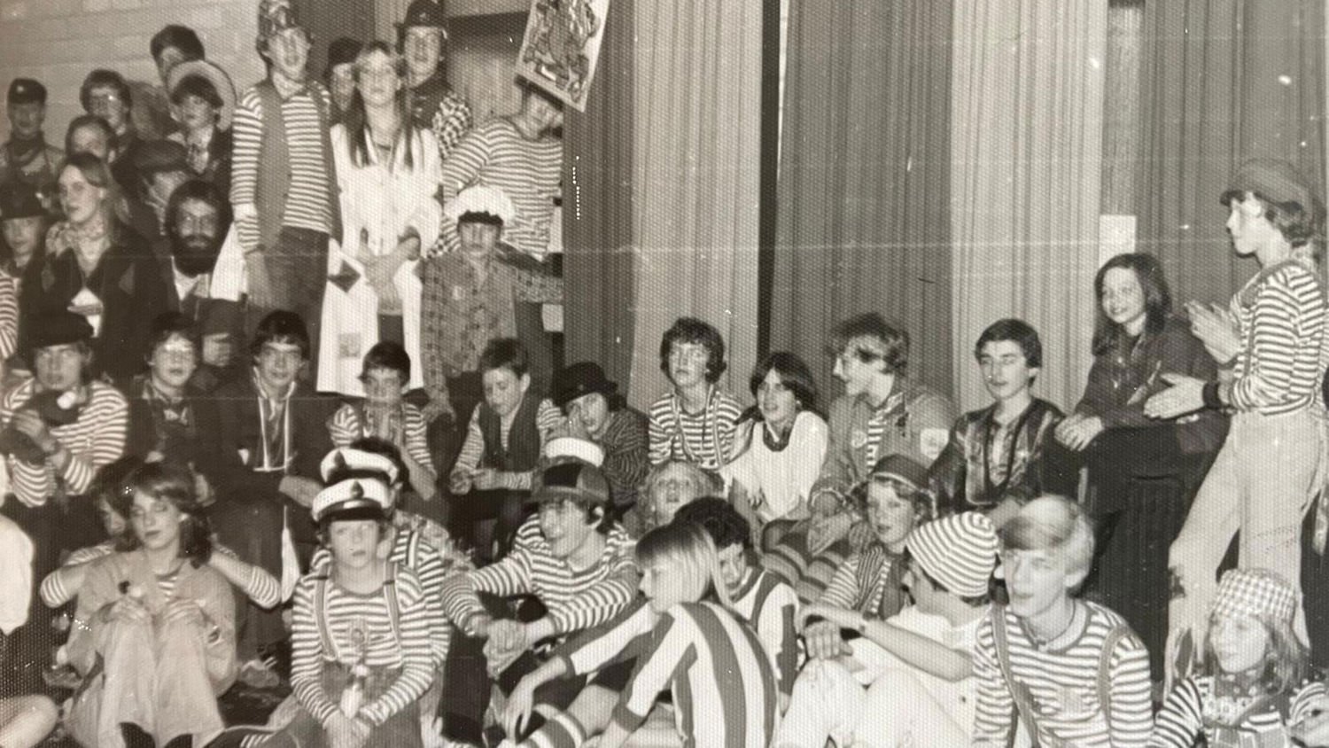 Meisje zittend op een bank voor kluisjes