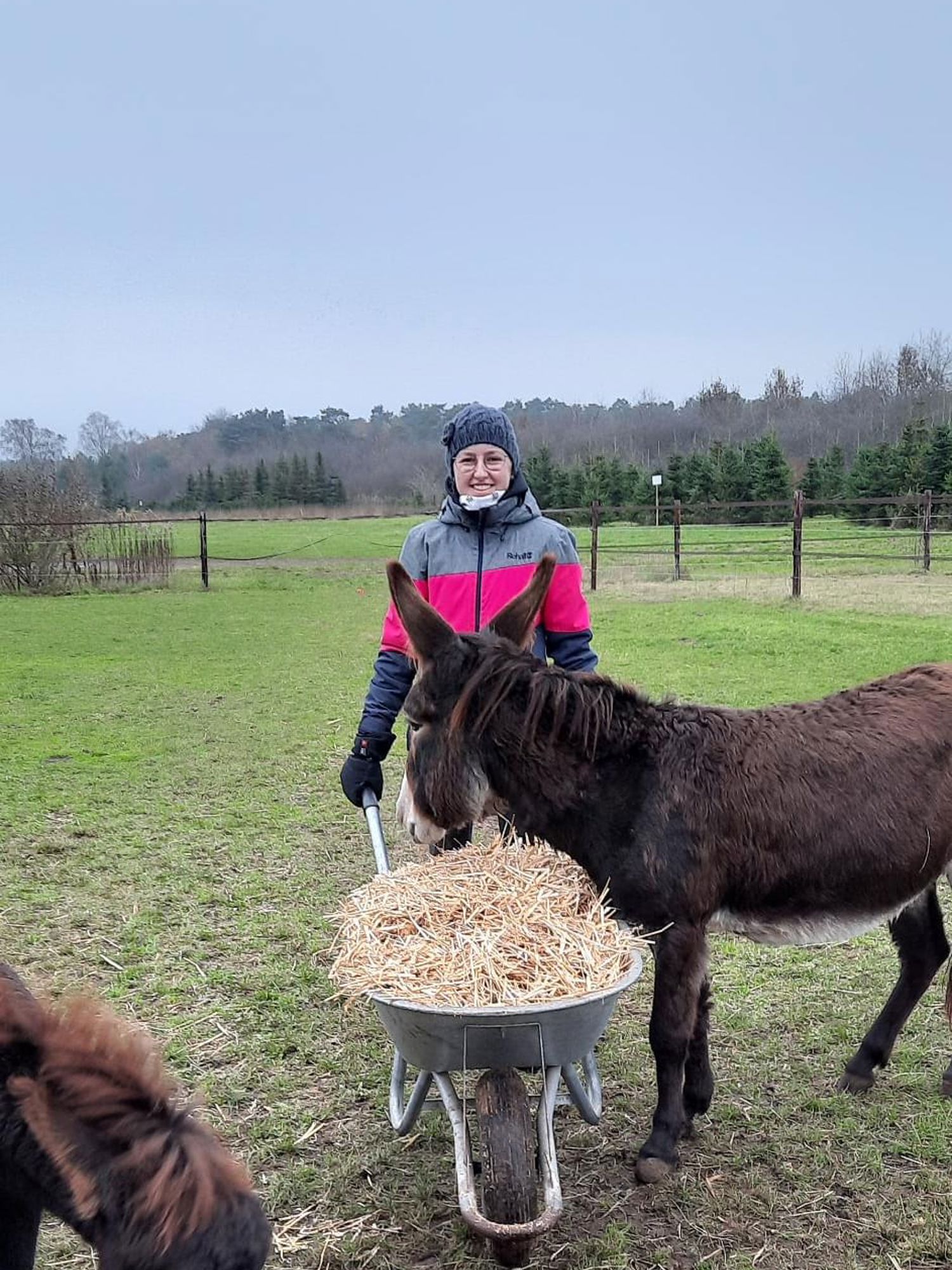 Meisje zittend op een bank voor kluisjes