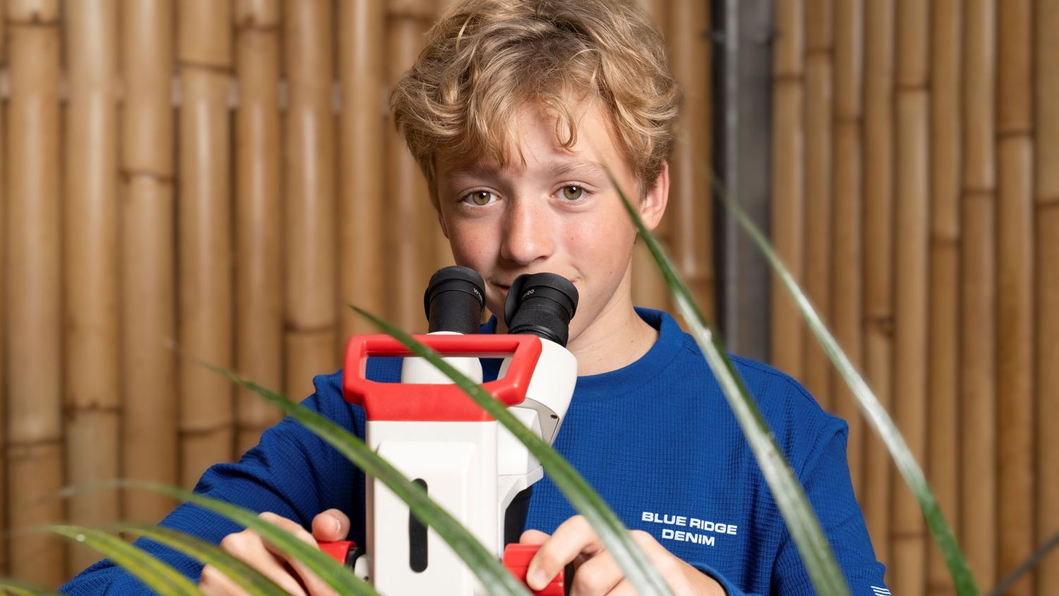 Meisje zittend op een bank voor kluisjes
