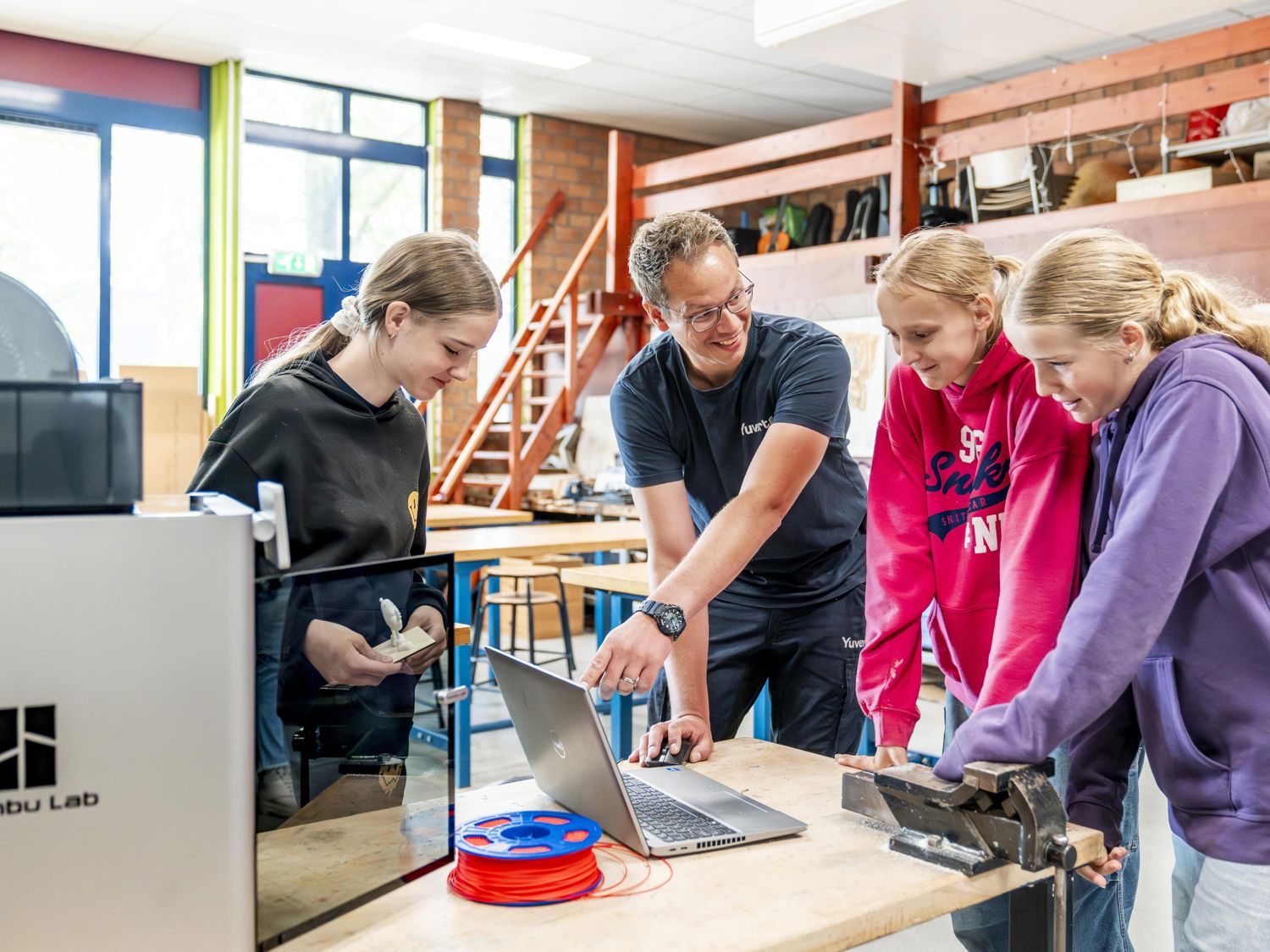 Docent leidt groep lachende studenten in klaslokaal