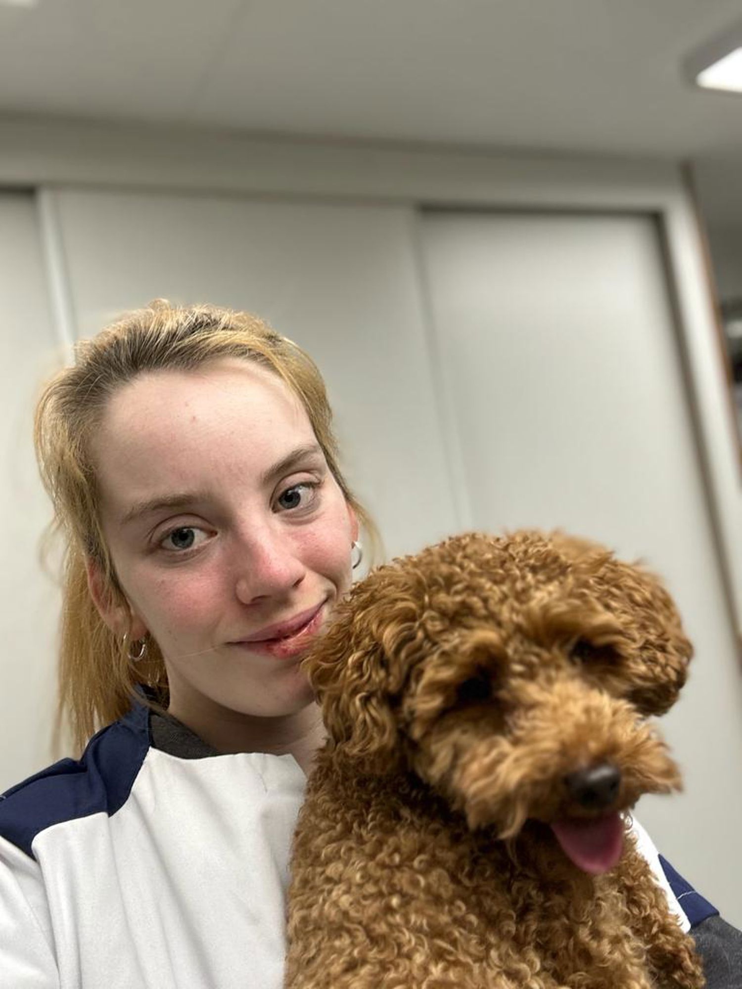 Meisje zittend op een bank voor kluisjes