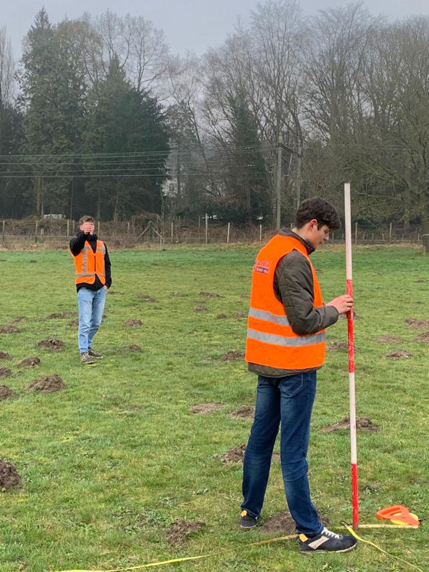 Meisje zittend op een bank voor kluisjes
