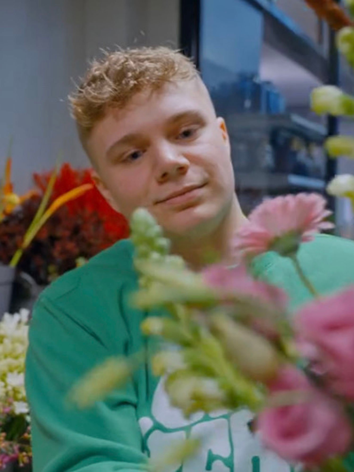 Meisje zittend op een bank voor kluisjes