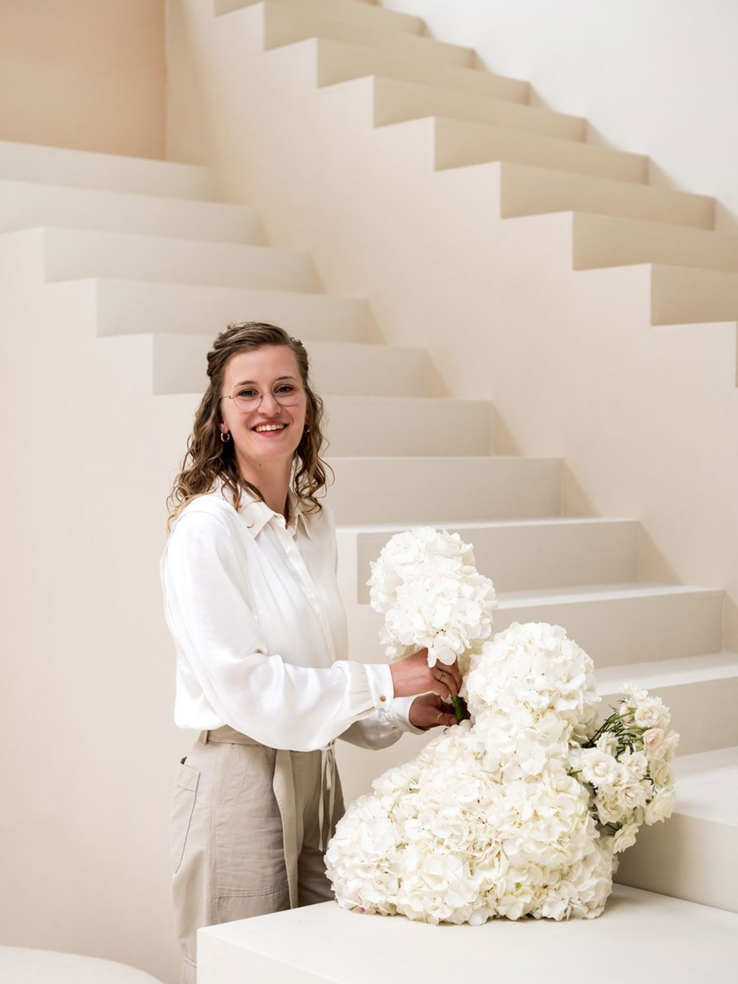 Meisje zittend op een bank voor kluisjes