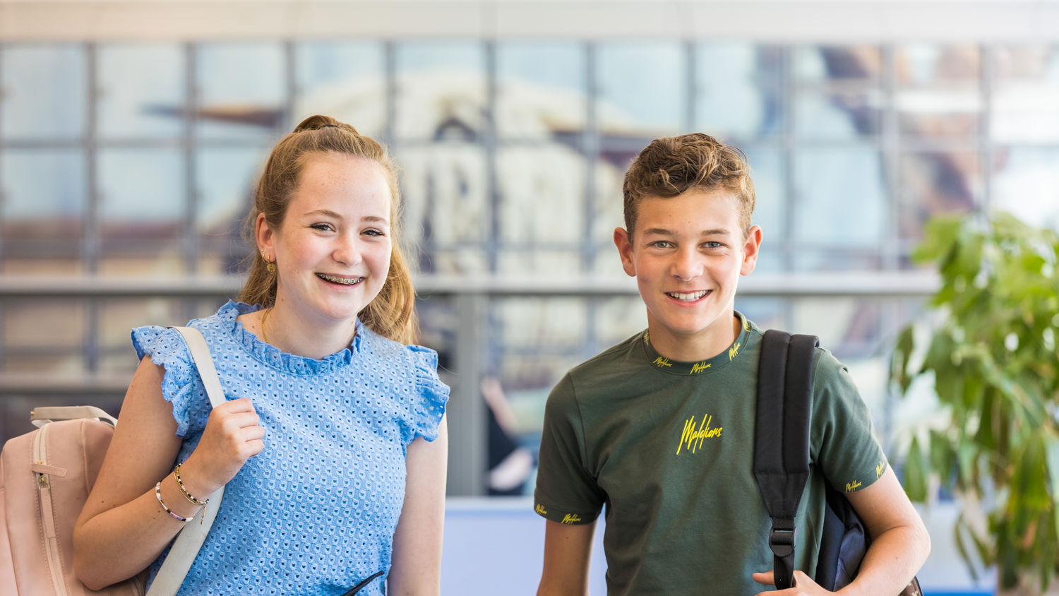 Meisje zittend op een bank voor kluisjes