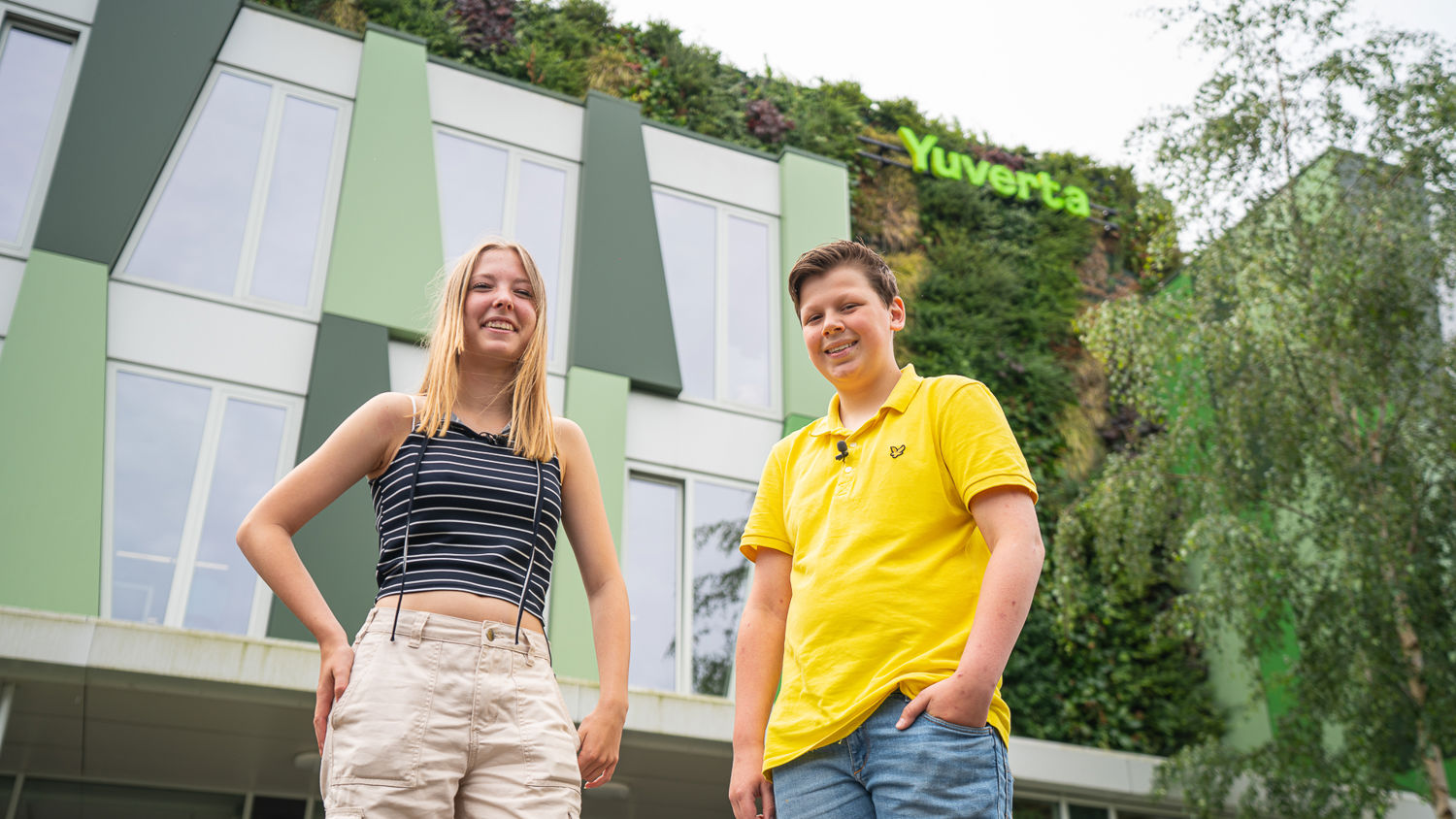 Docent leidt groep lachende studenten in klaslokaal