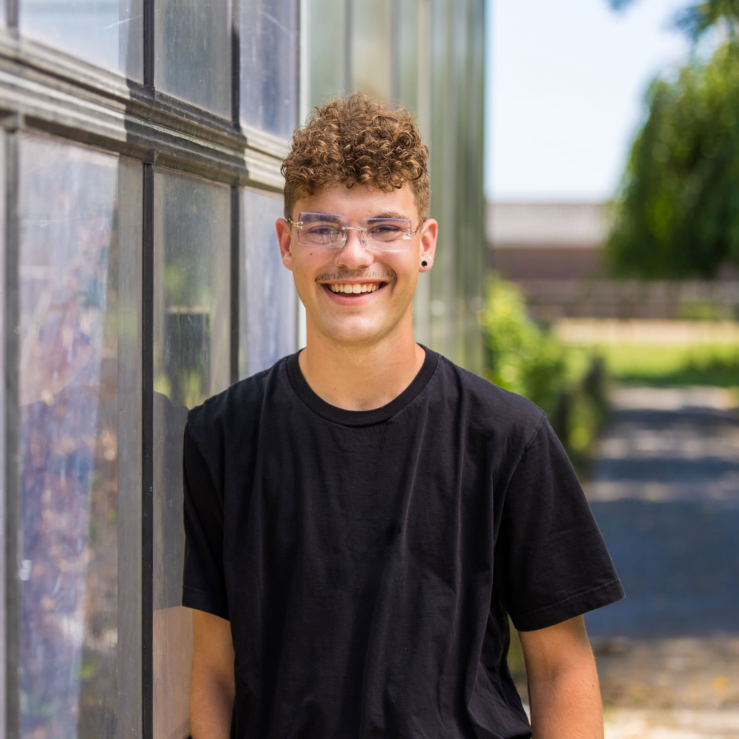 Meisje zittend op een bank voor kluisjes