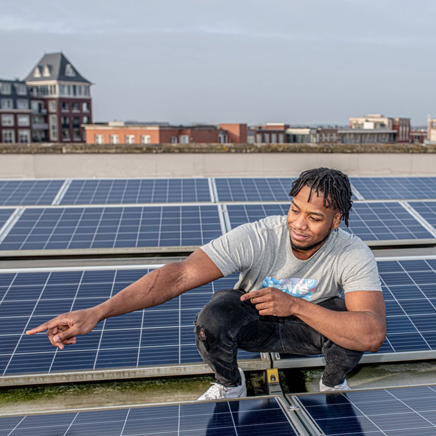 Meisje zittend op een bank voor kluisjes