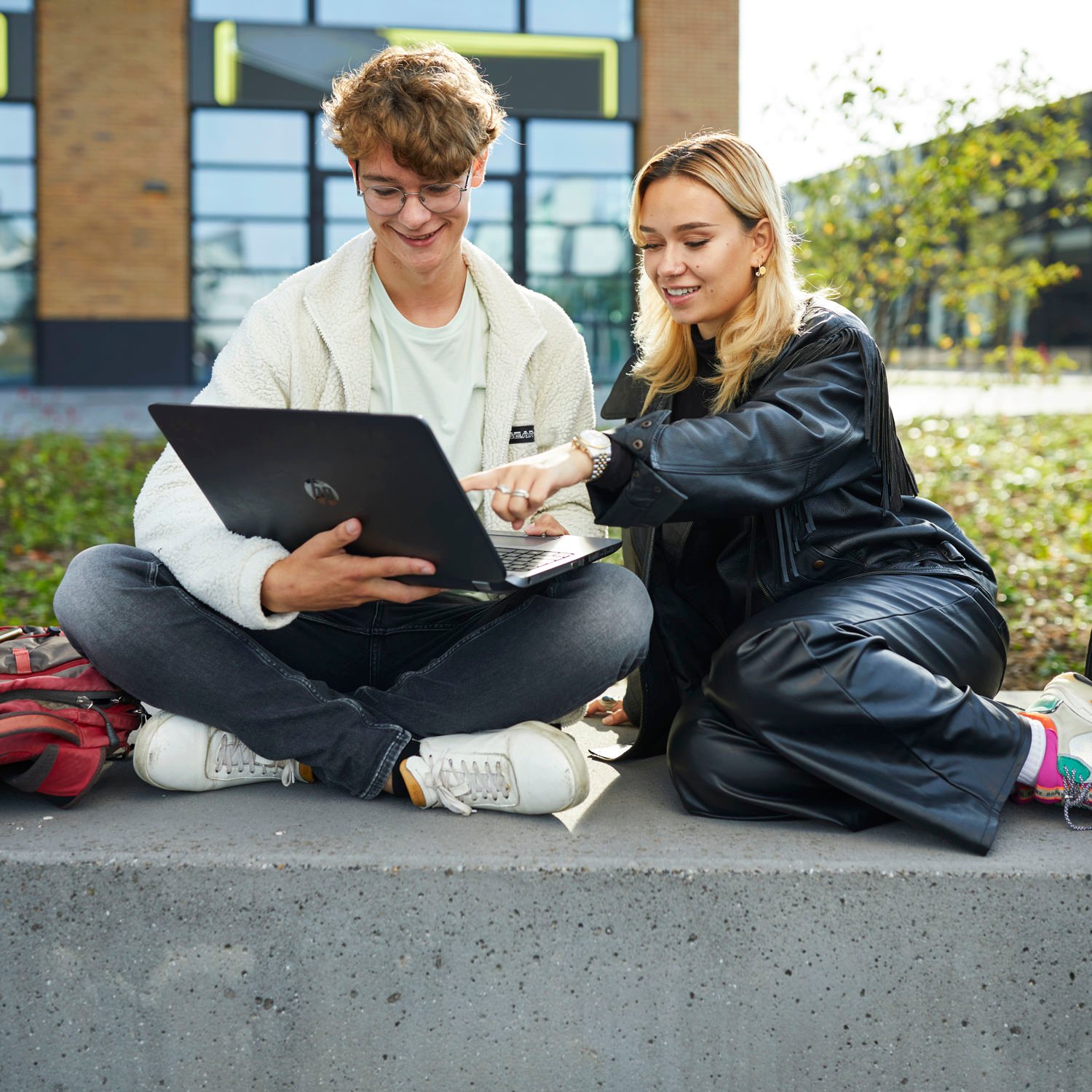 Docent leidt groep lachende studenten in klaslokaal