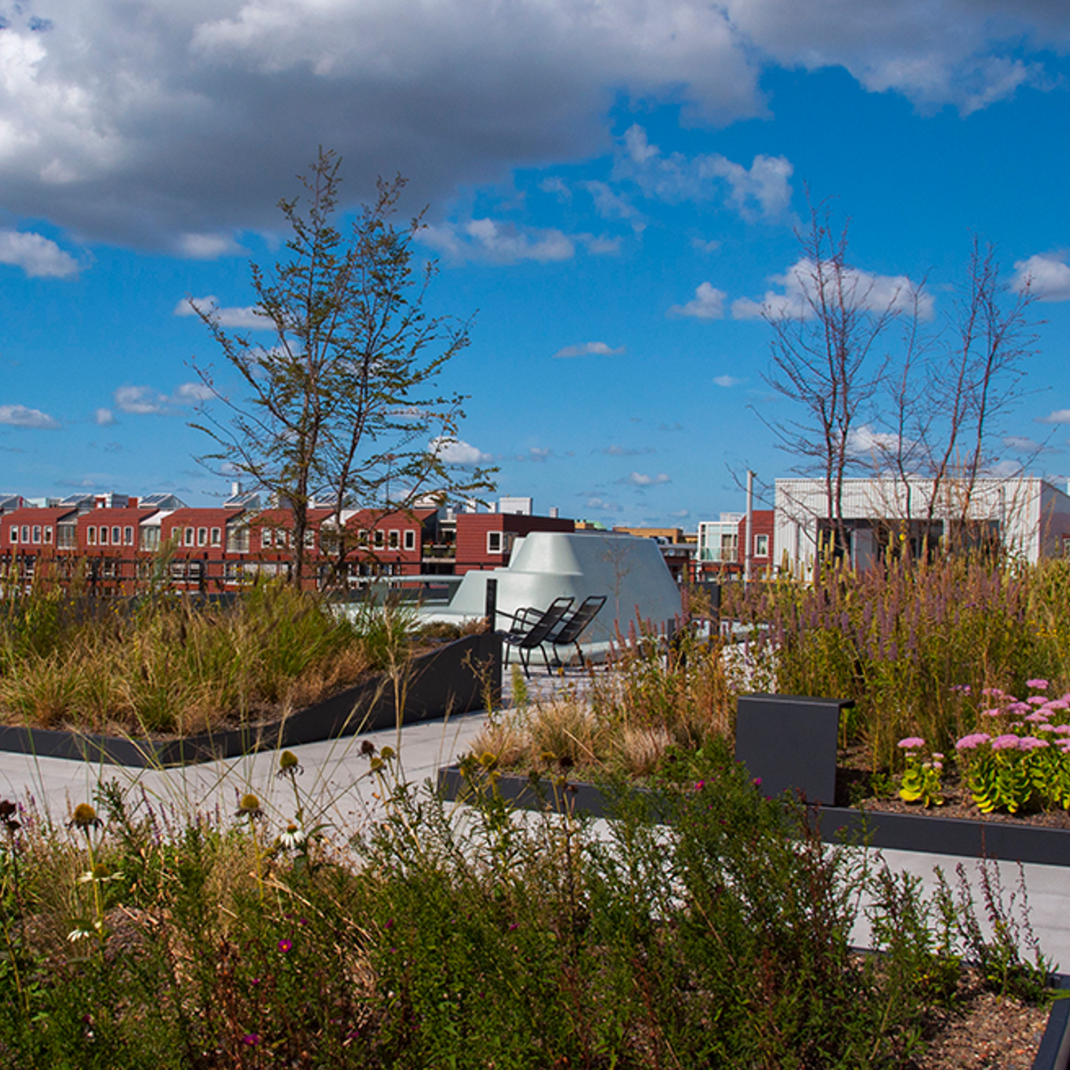 Meisje zittend op een bank voor kluisjes