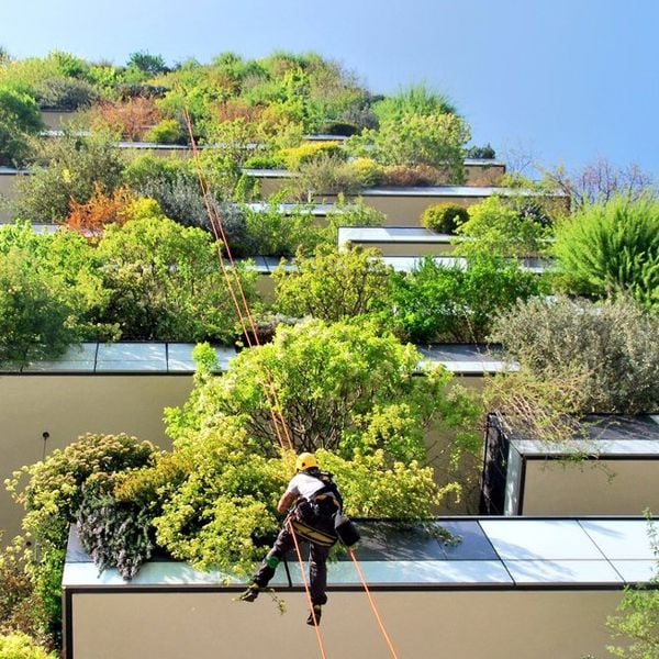 Meisje zittend op een bank voor kluisjes