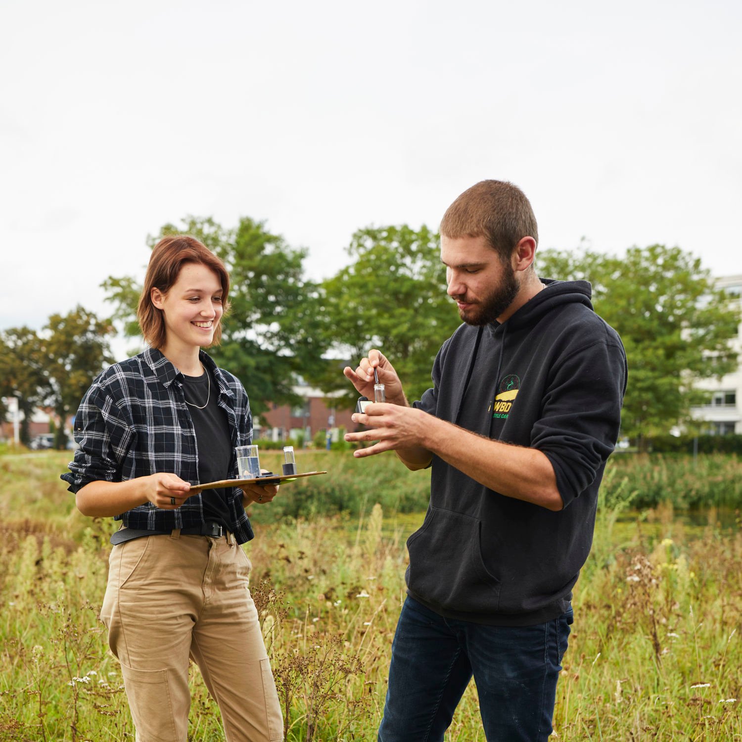 Meisje zittend op een bank voor kluisjes
