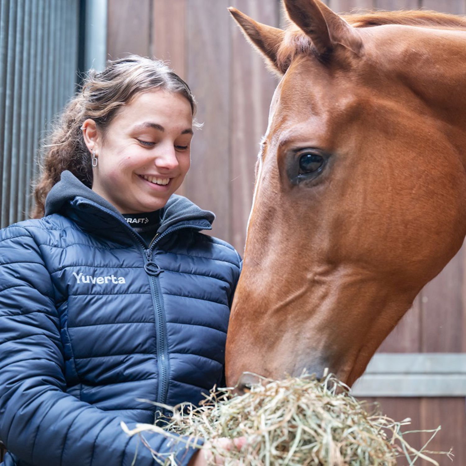 Meisje zittend op een bank voor kluisjes