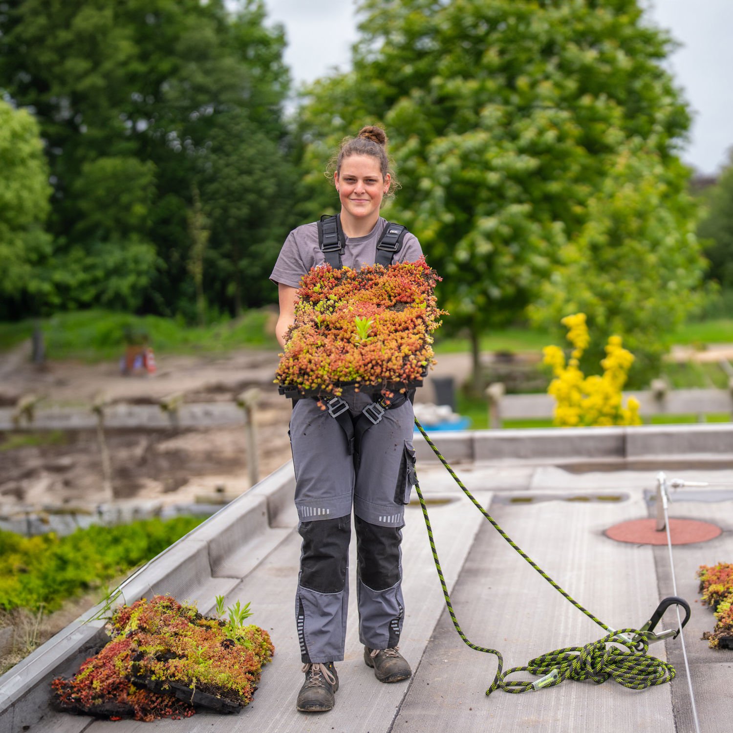 Drie studenten voeren wateronderzoek uit