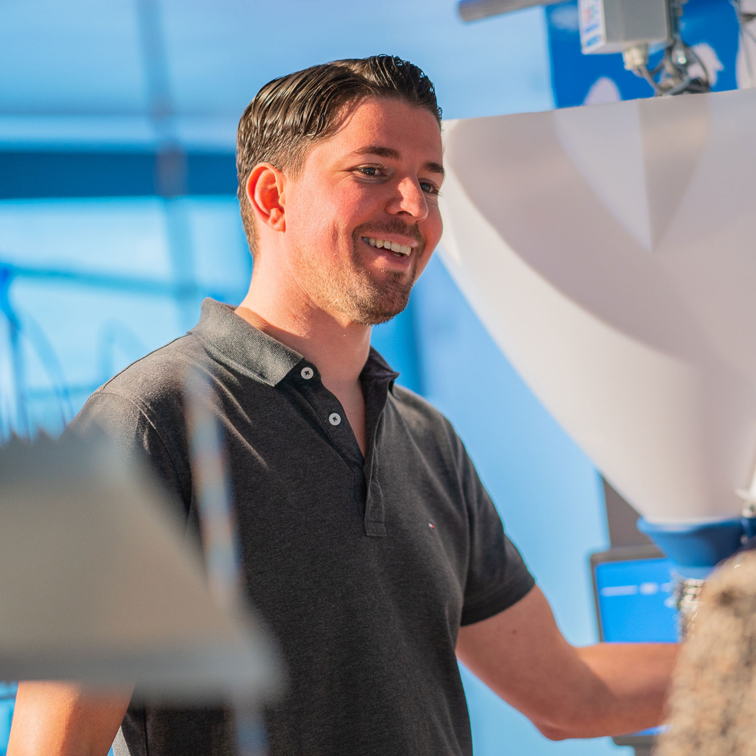 Meisje zittend op een bank voor kluisjes