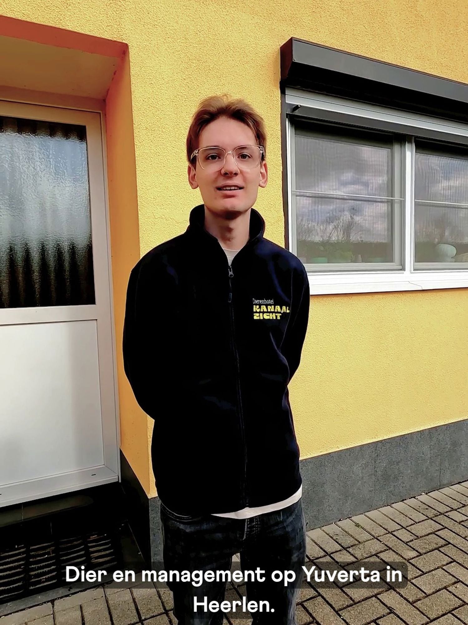 Docent van Yuverta vmbo Eindhoven neemt een vlog op met zijn eigen telefoon