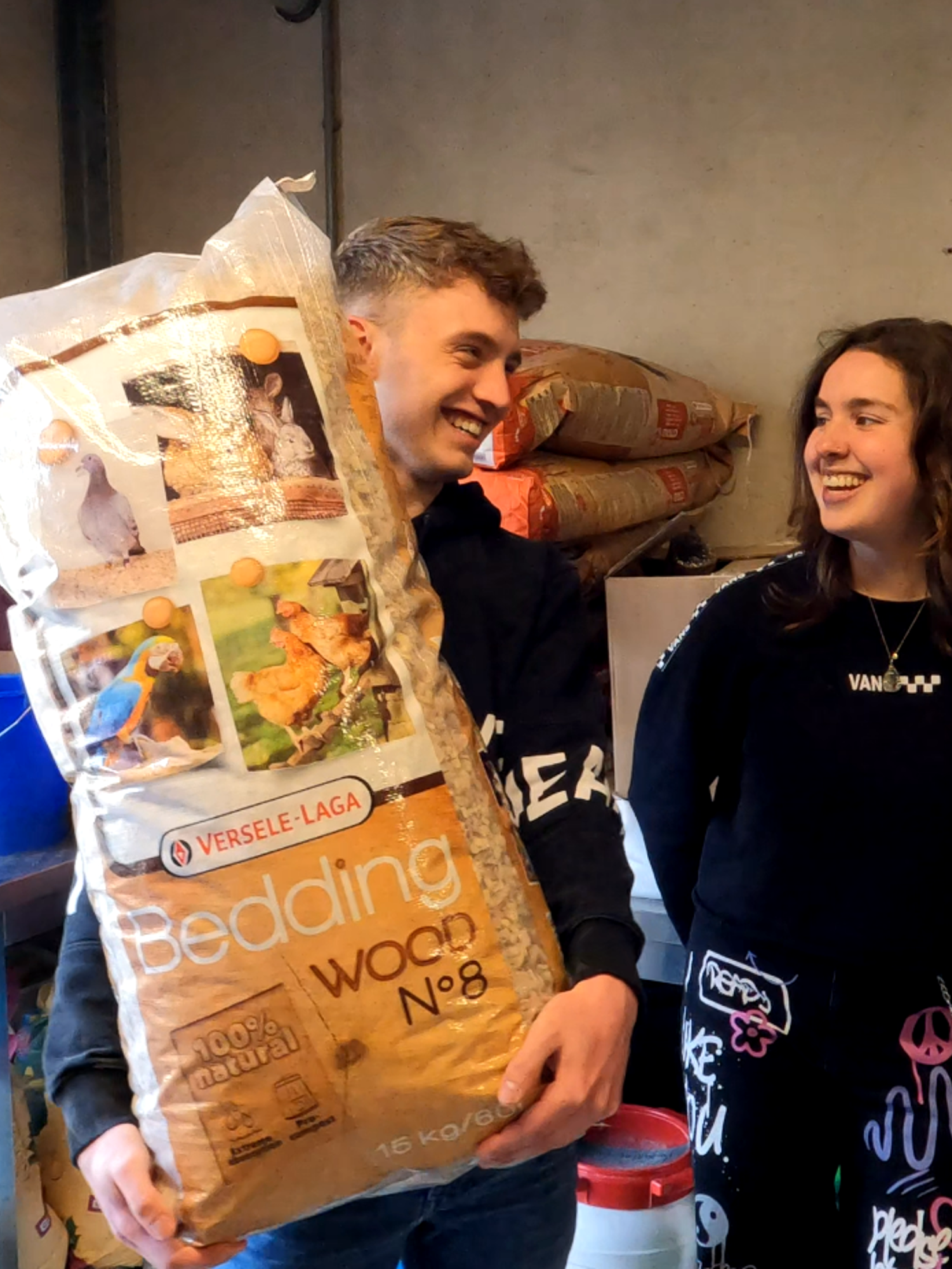 Docent van Yuverta vmbo Eindhoven neemt een vlog op met zijn eigen telefoon