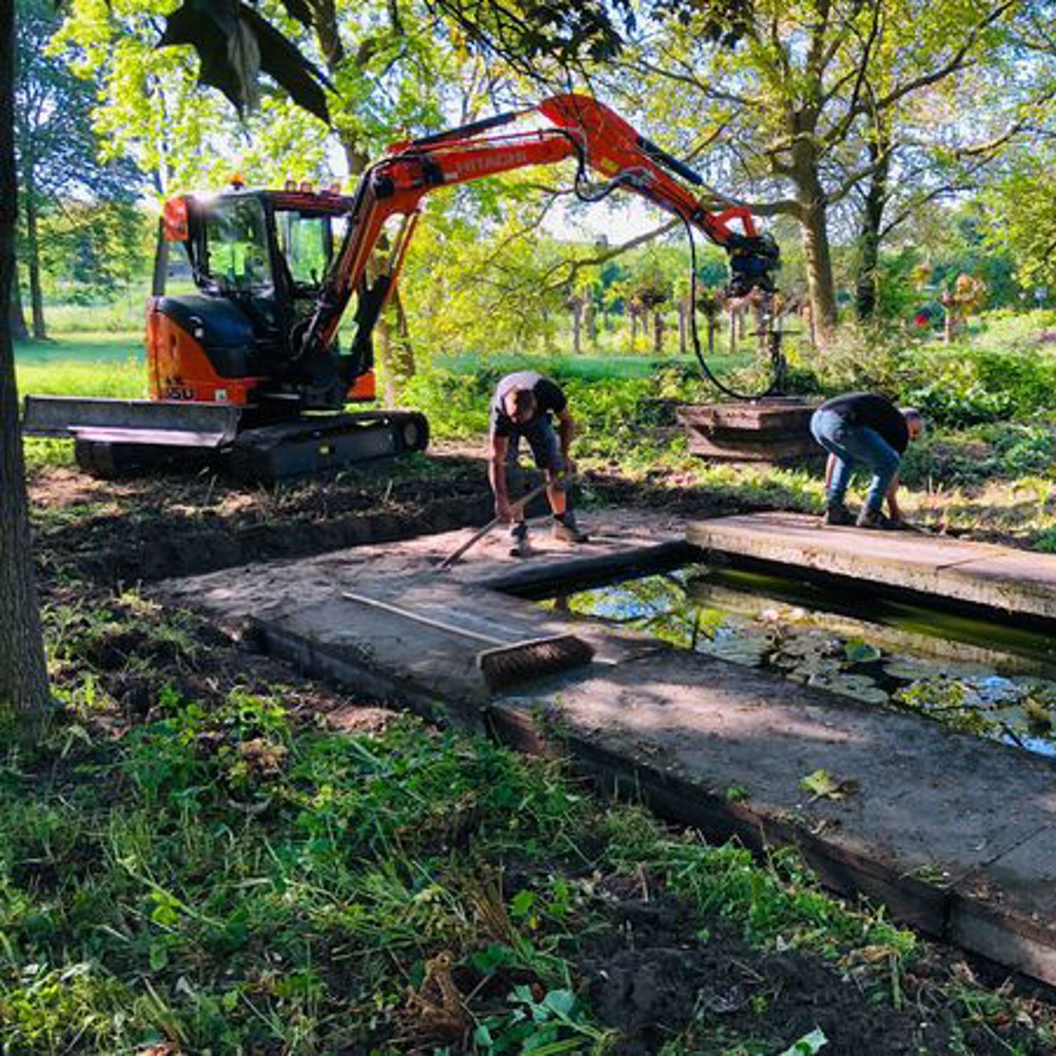 Meisje zittend op een bank voor kluisjes