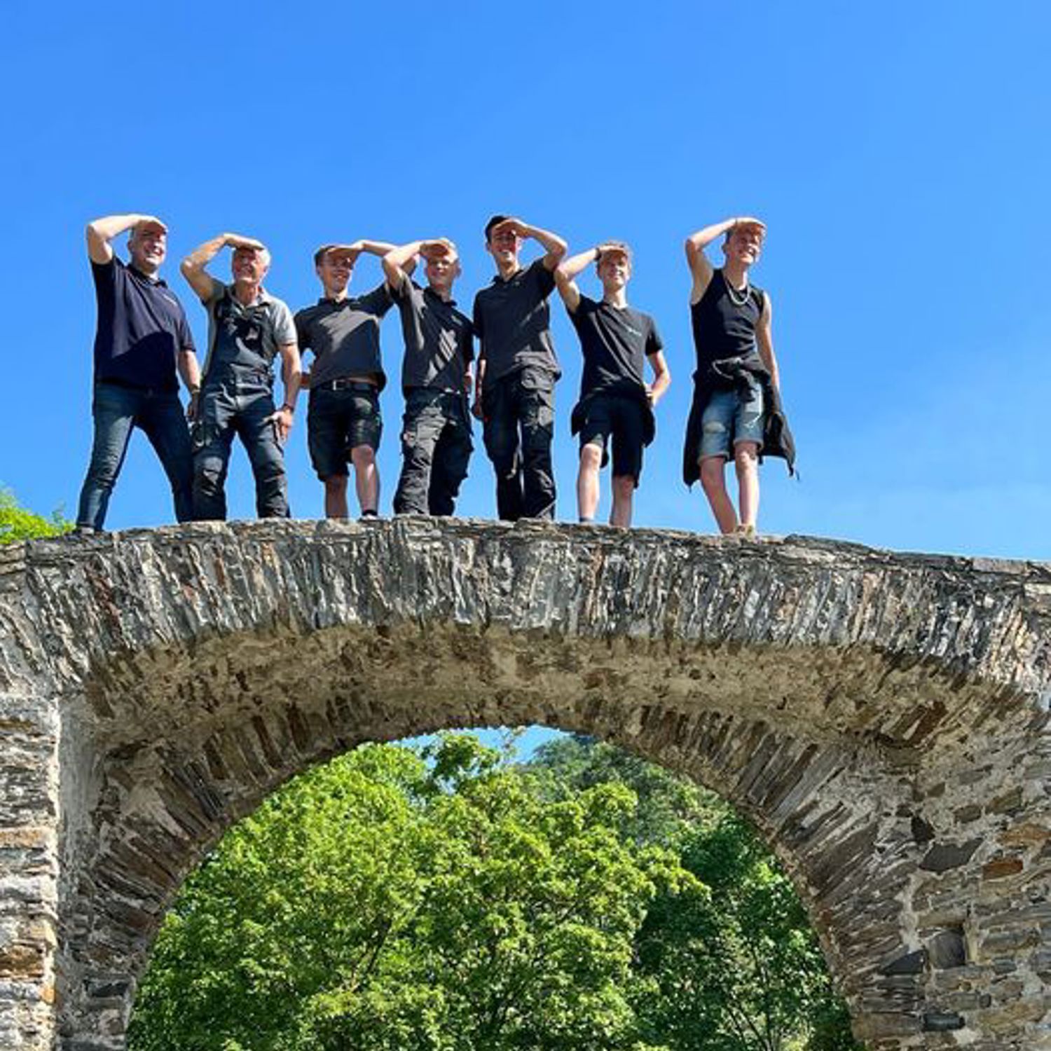 Meisje zittend op een bank voor kluisjes