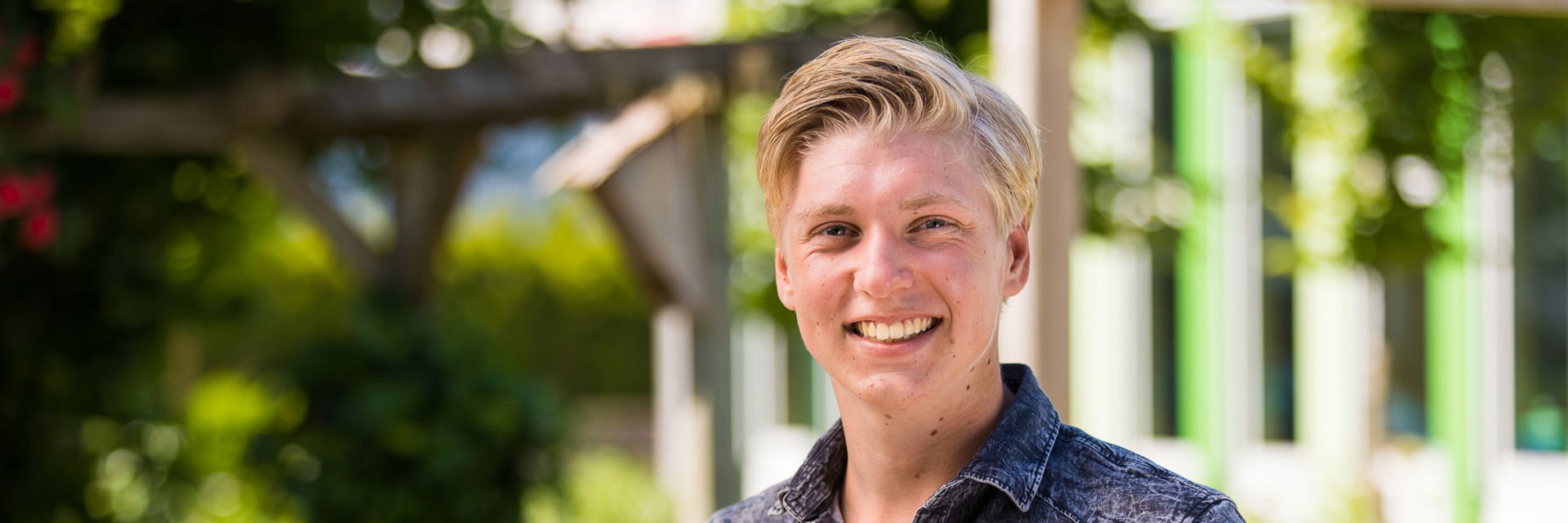 Een lachende student