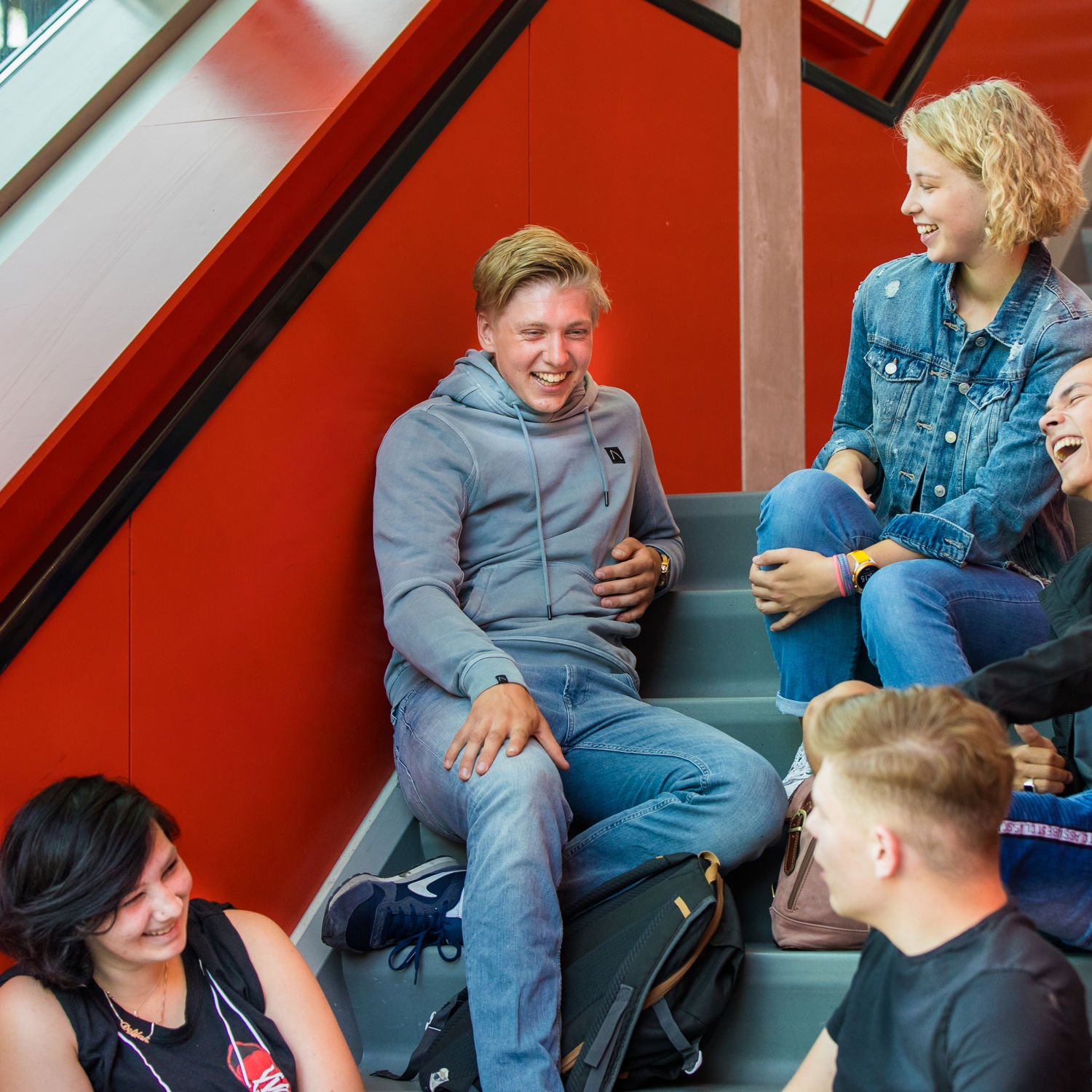 Meisje zittend op een bank voor kluisjes