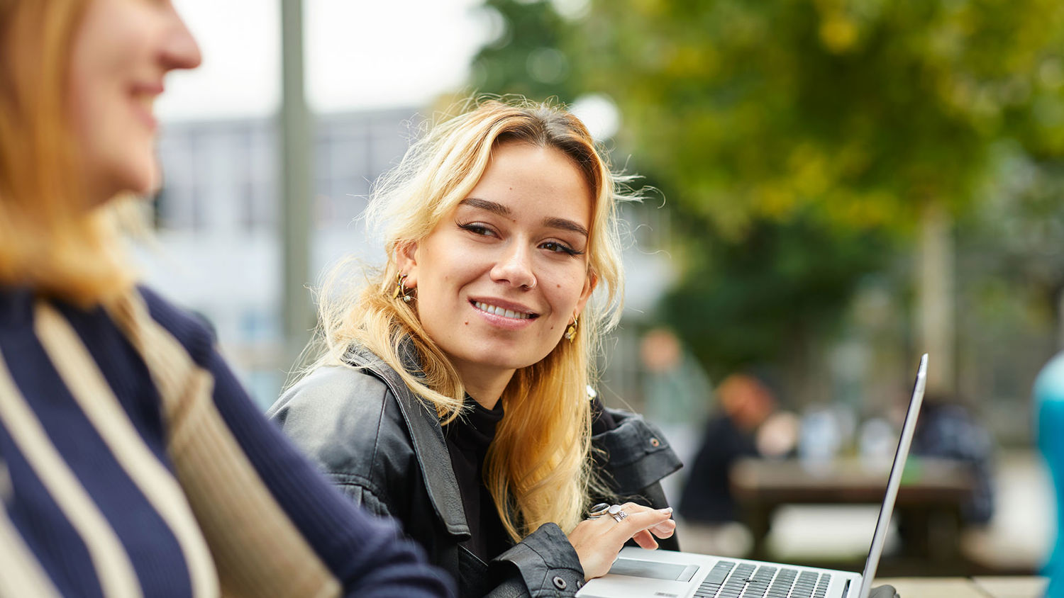 Meisje zittend op een bank voor kluisjes