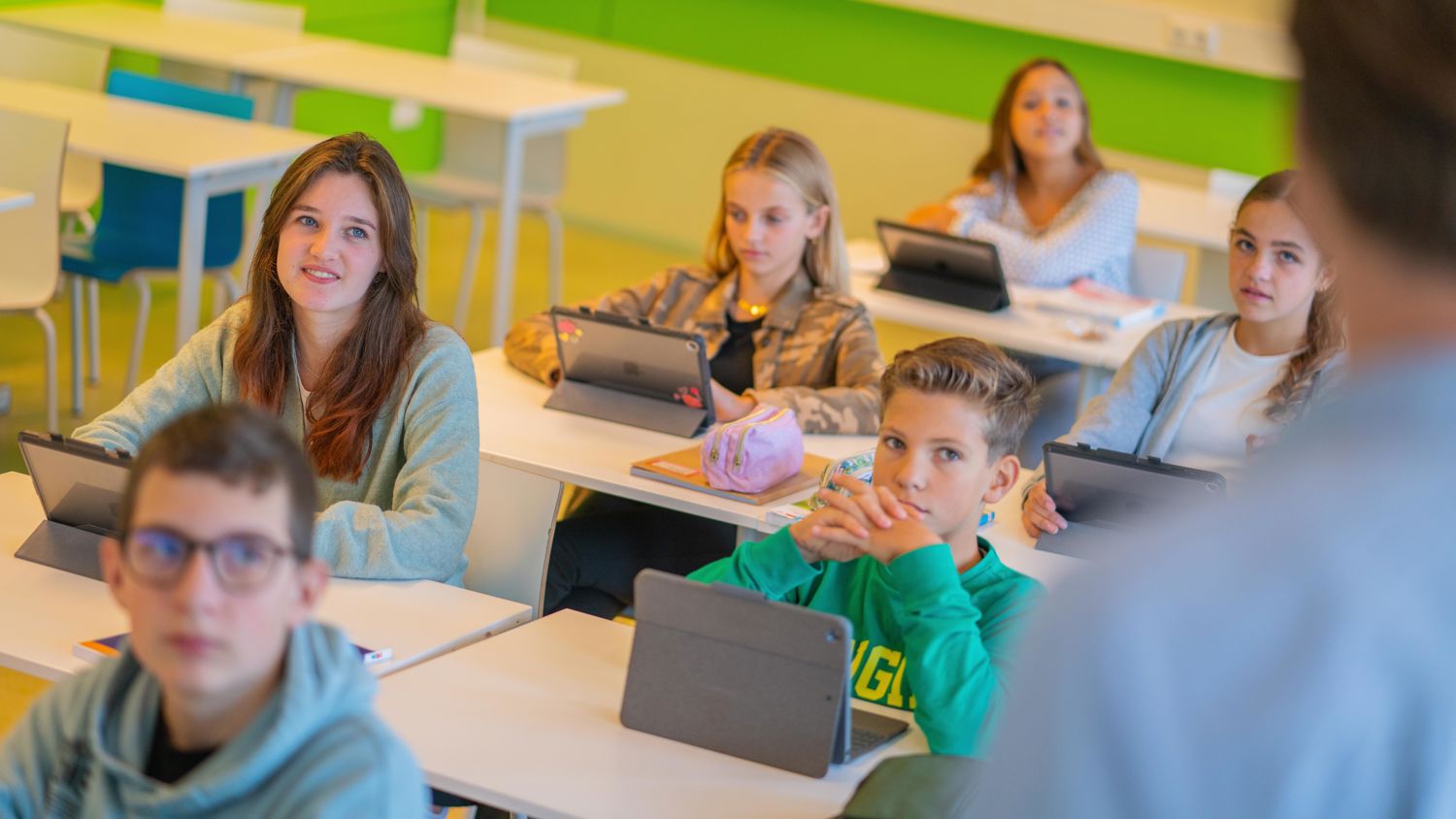 Meisje zittend op een bank voor kluisjes