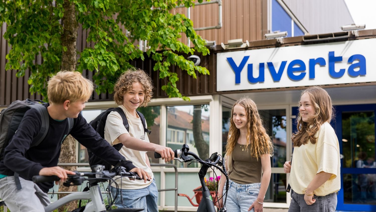 Meisje zittend op een bank voor kluisjes
