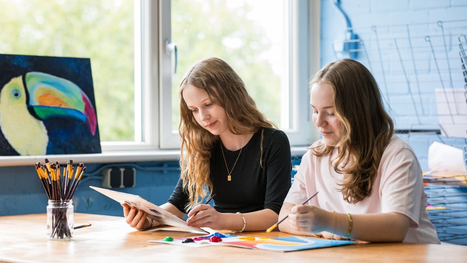Meisje zittend op een bank voor kluisjes