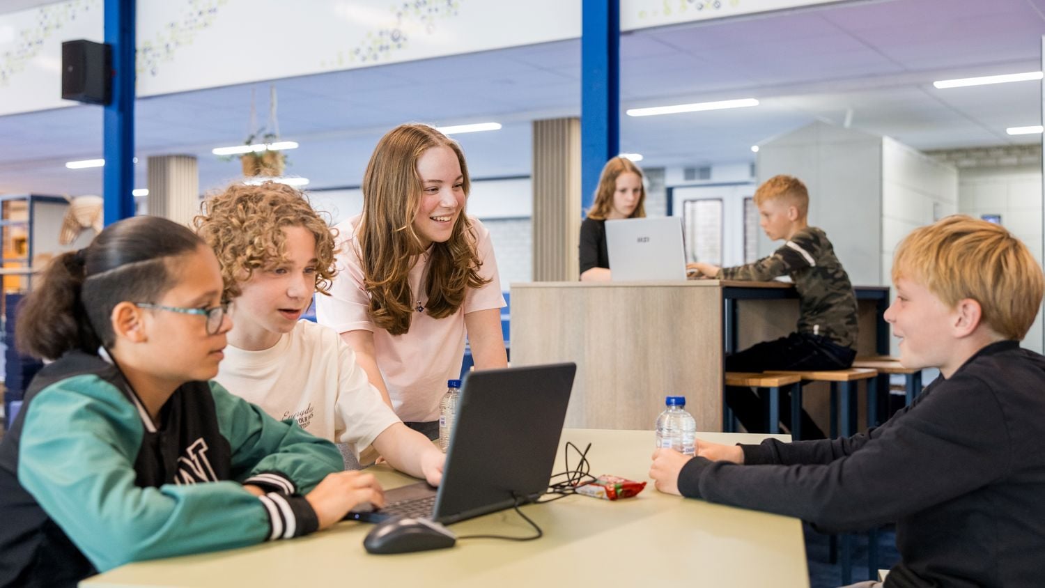 Meisje zittend op een bank voor kluisjes