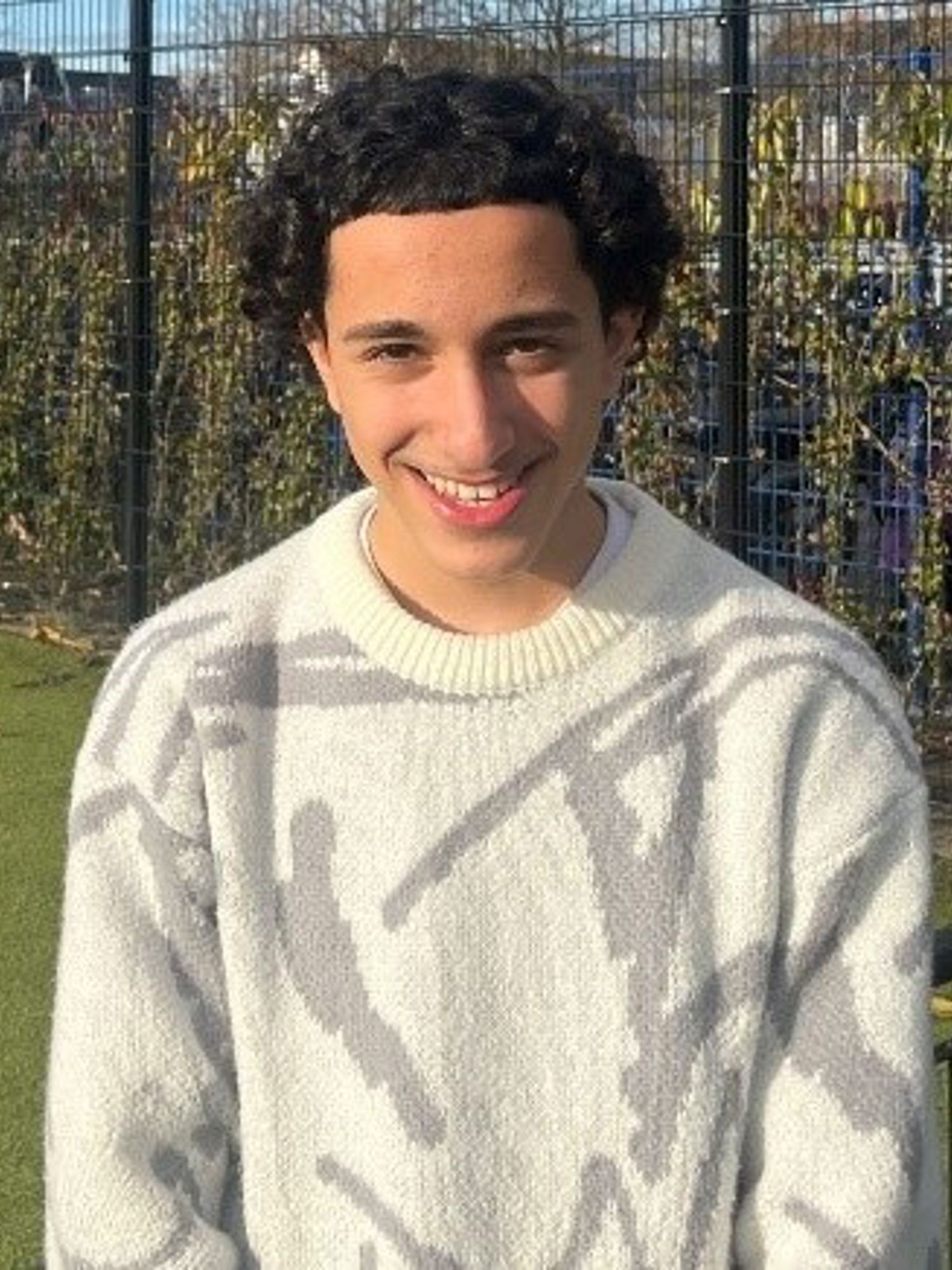 Meisje zittend op een bank voor kluisjes