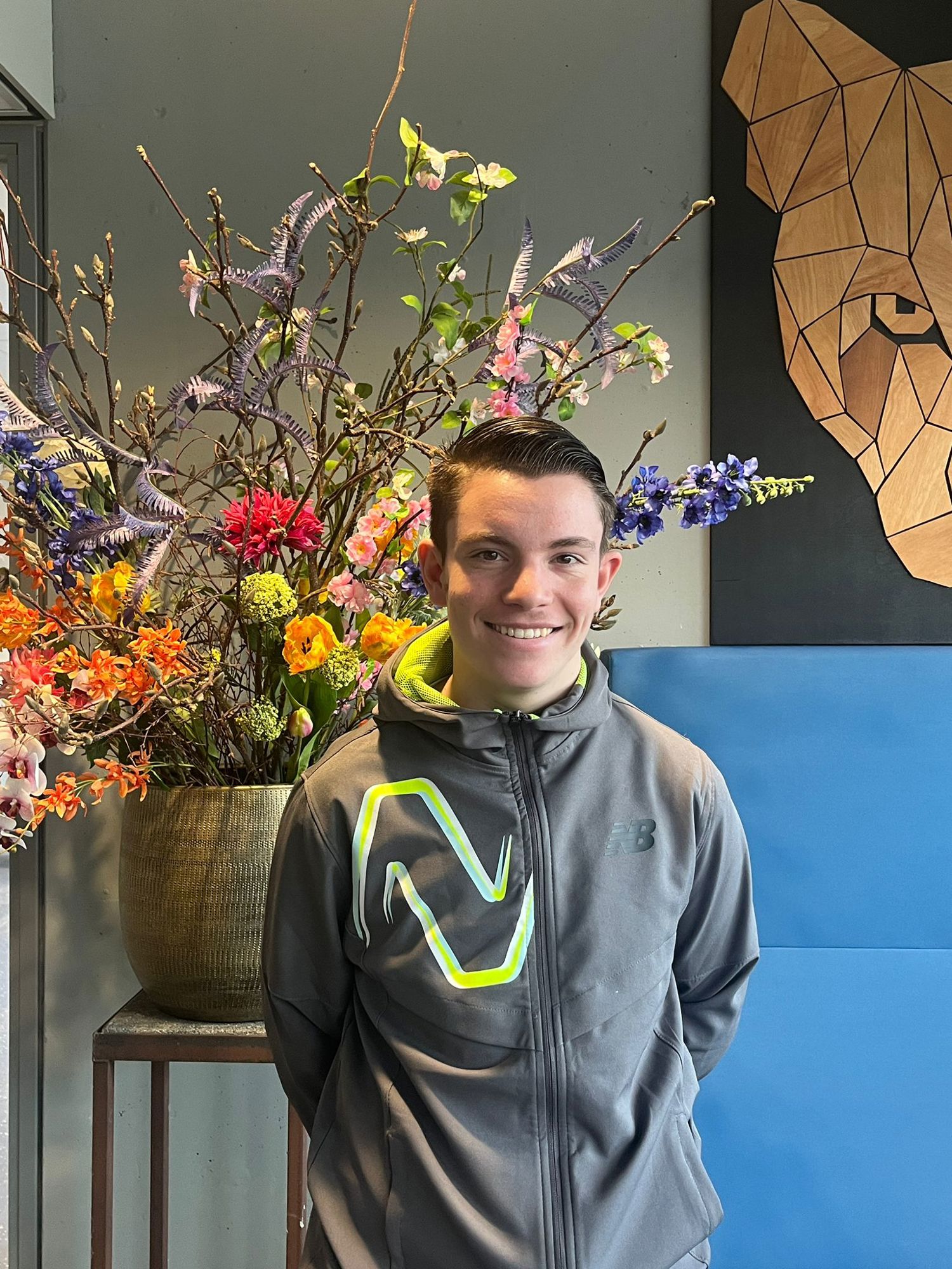 Meisje zittend op een bank voor kluisjes