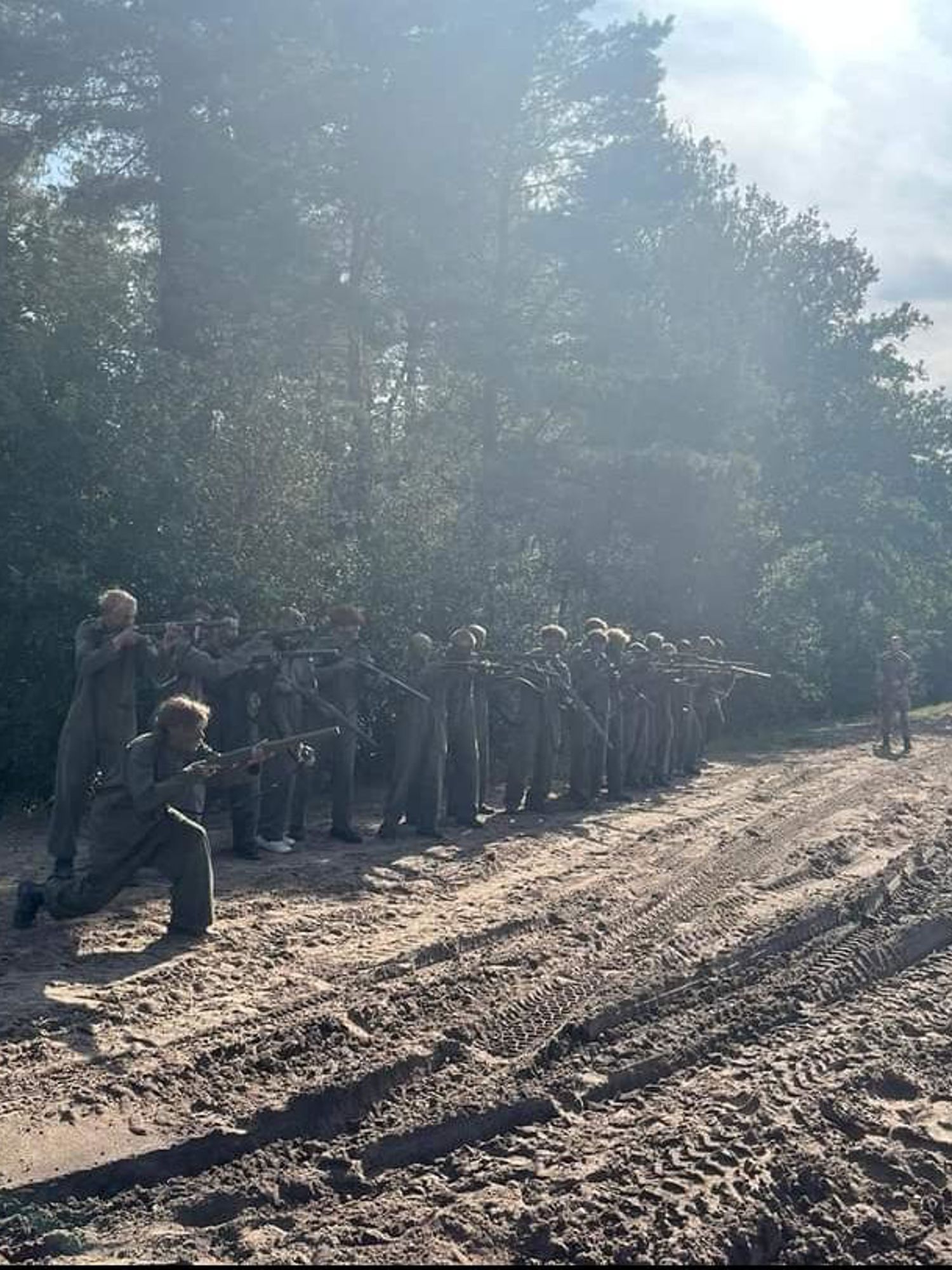 Meisje zittend op een bank voor kluisjes