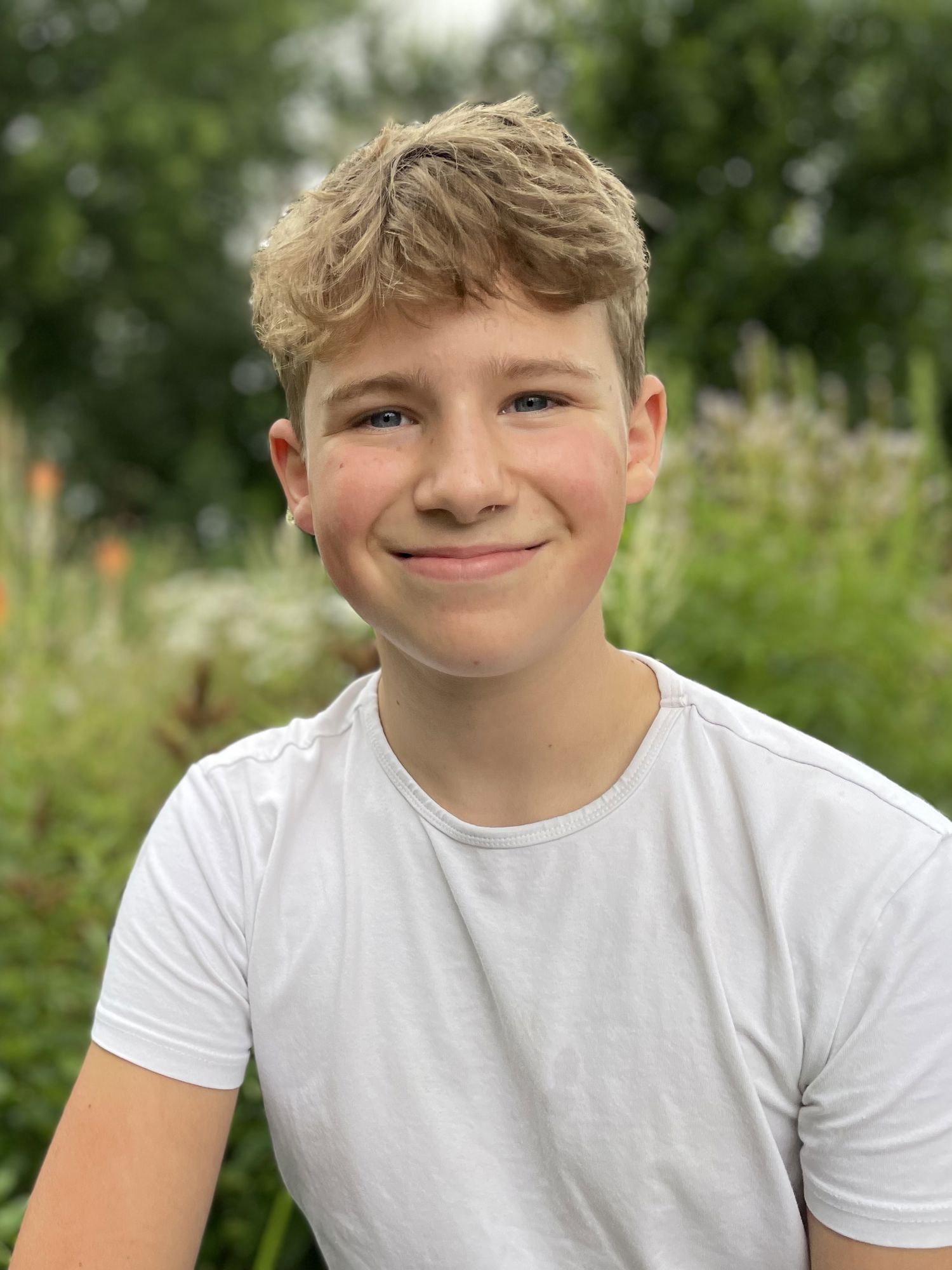 Docent leidt groep lachende studenten in klaslokaal