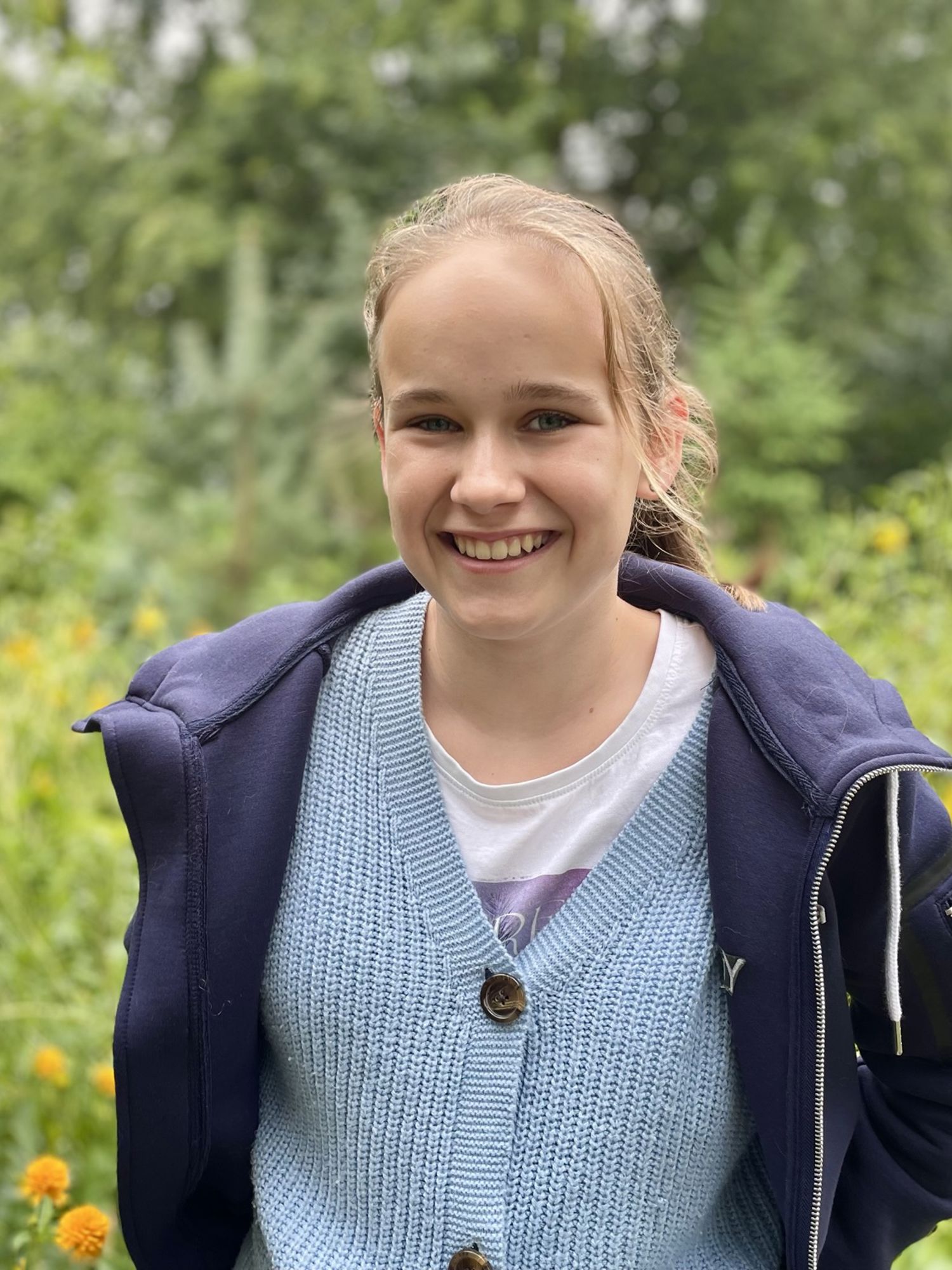 Docent leidt groep lachende studenten in klaslokaal