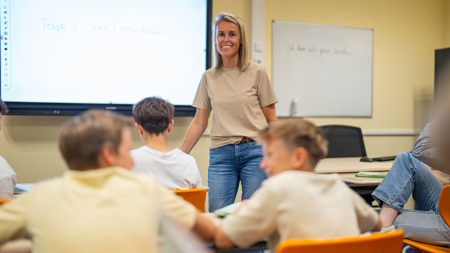 Meisje zittend op een bank voor kluisjes