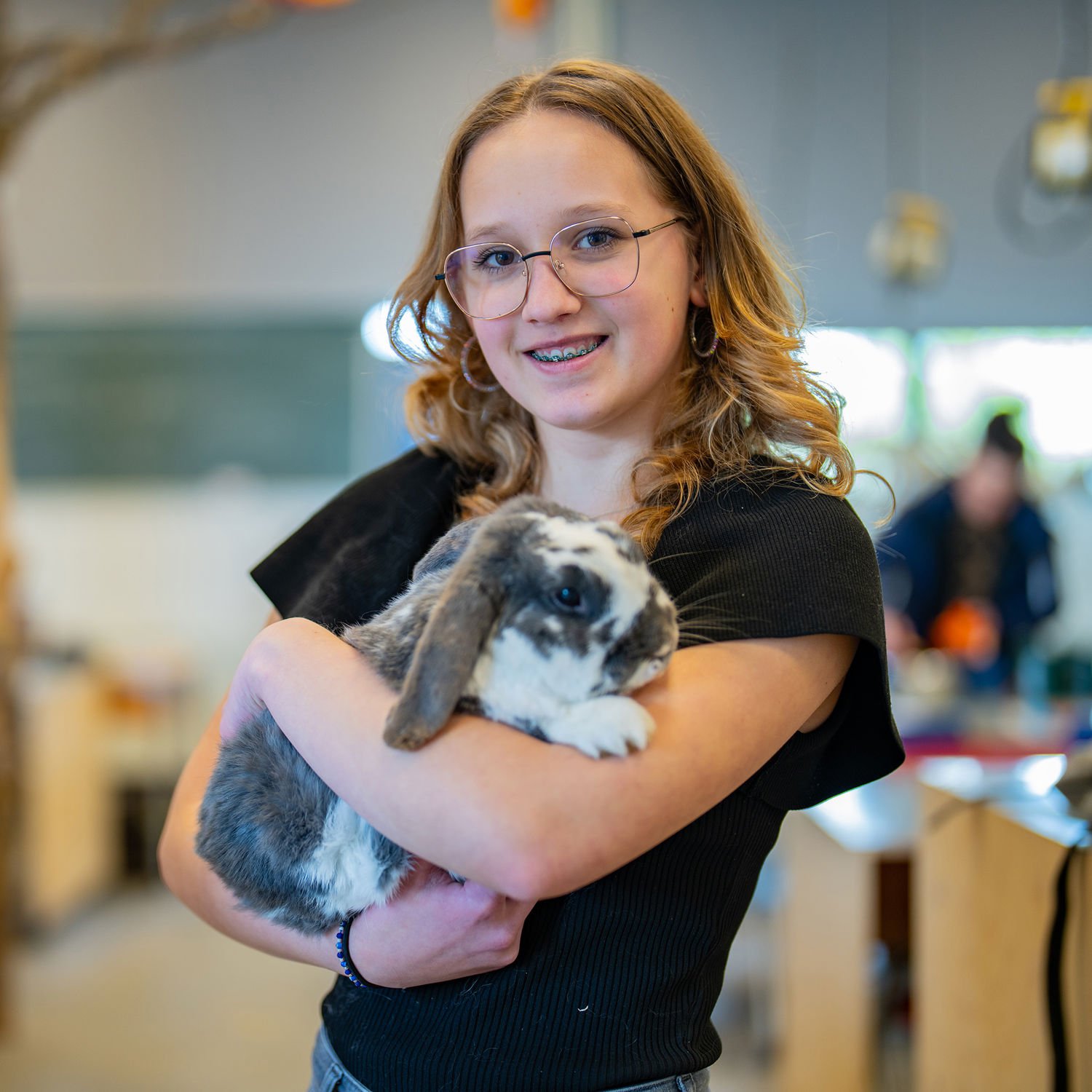Meisje zittend op een bank voor kluisjes