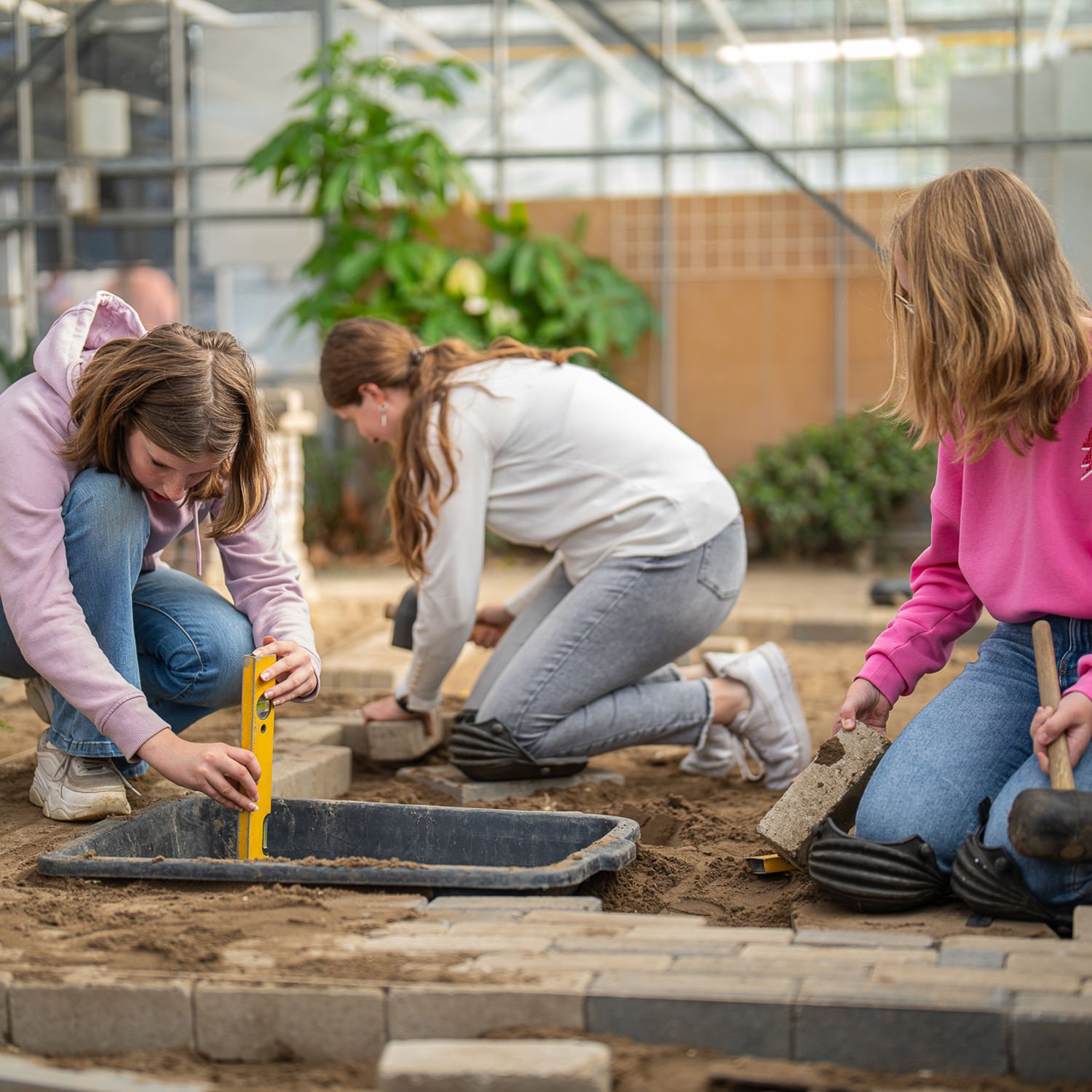 Meisje zittend op een bank voor kluisjes