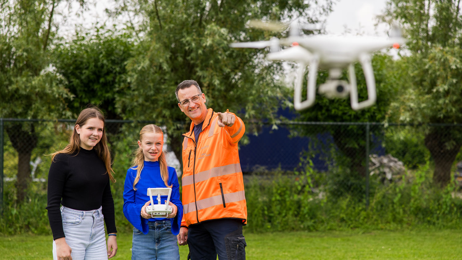 Meisje zittend op een bank voor kluisjes