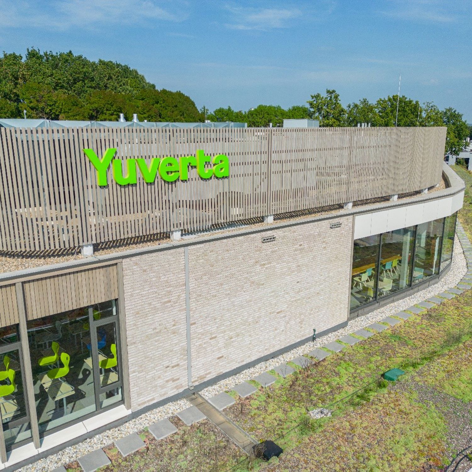 Meisje zittend op een bank voor kluisjes