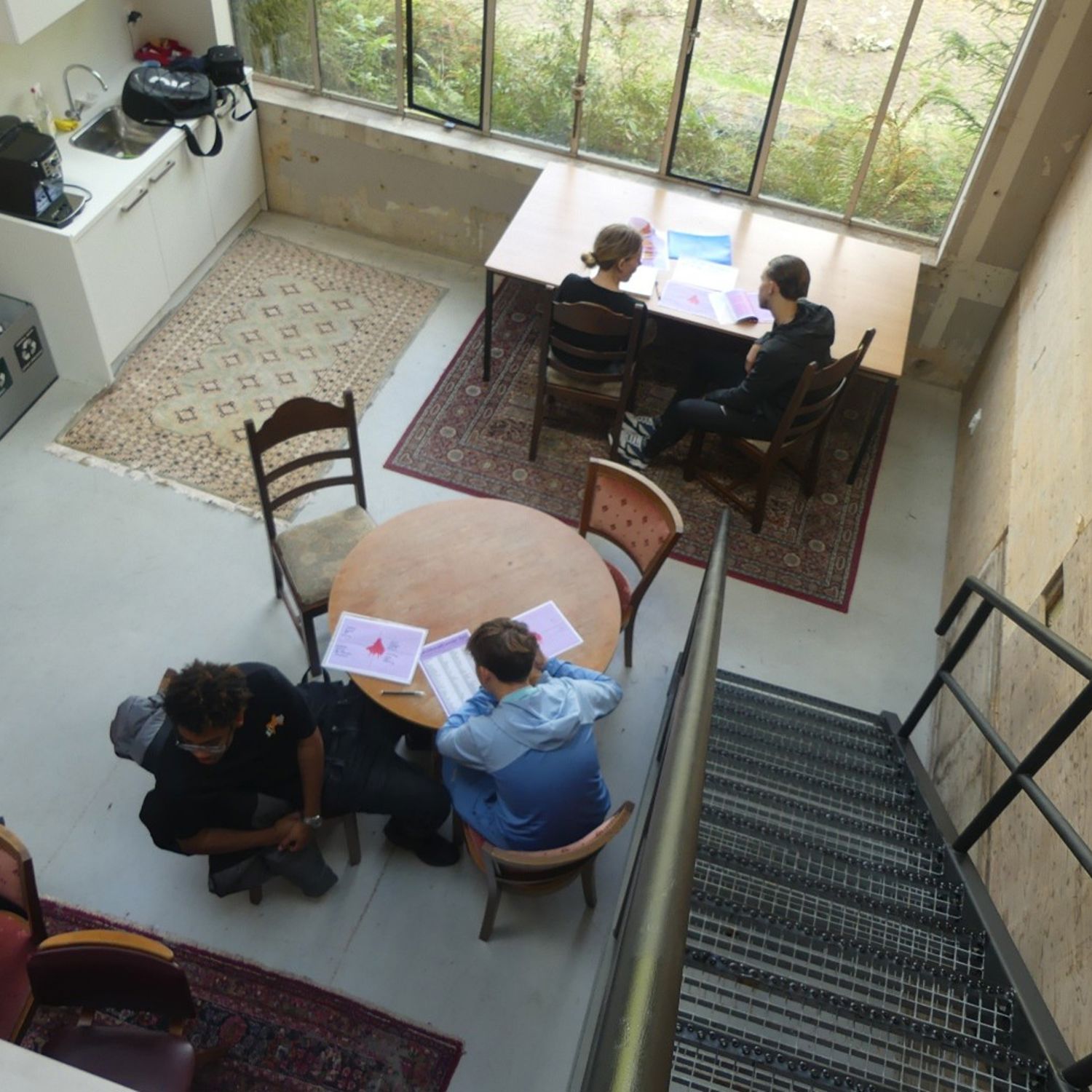 Meisje zittend op een bank voor kluisjes