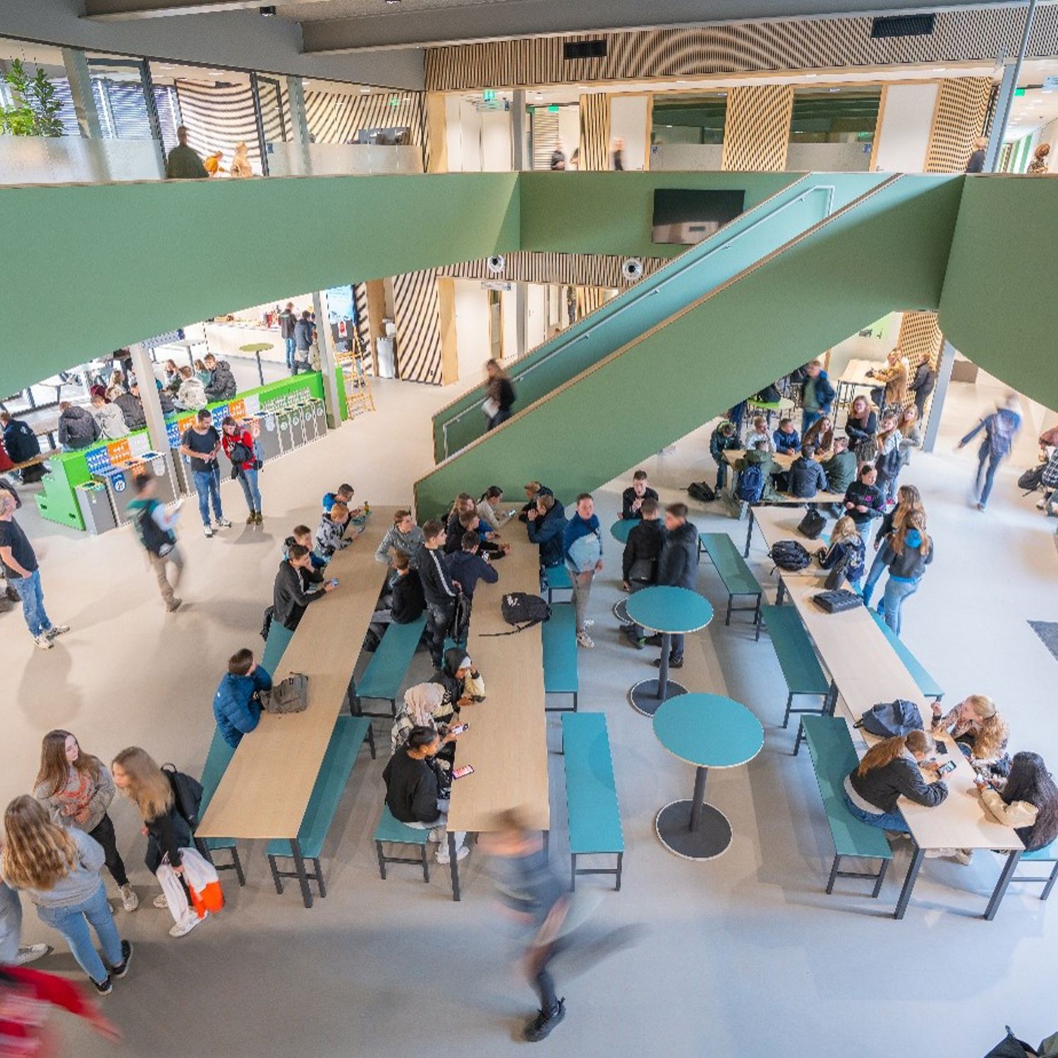 Meisje zittend op een bank voor kluisjes