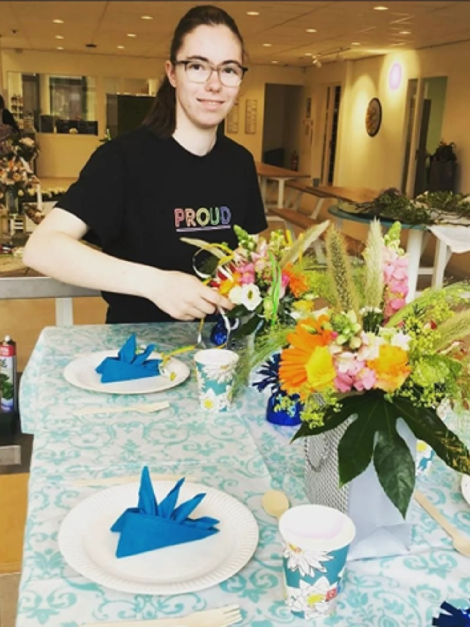 Meisje zittend op een bank voor kluisjes