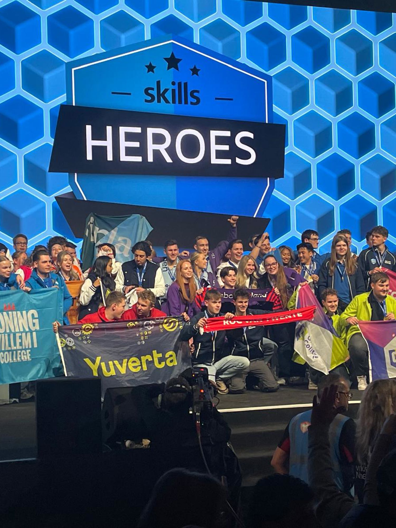 Twee leerlingen op een fiets doe vertrekken bij de middelbare school