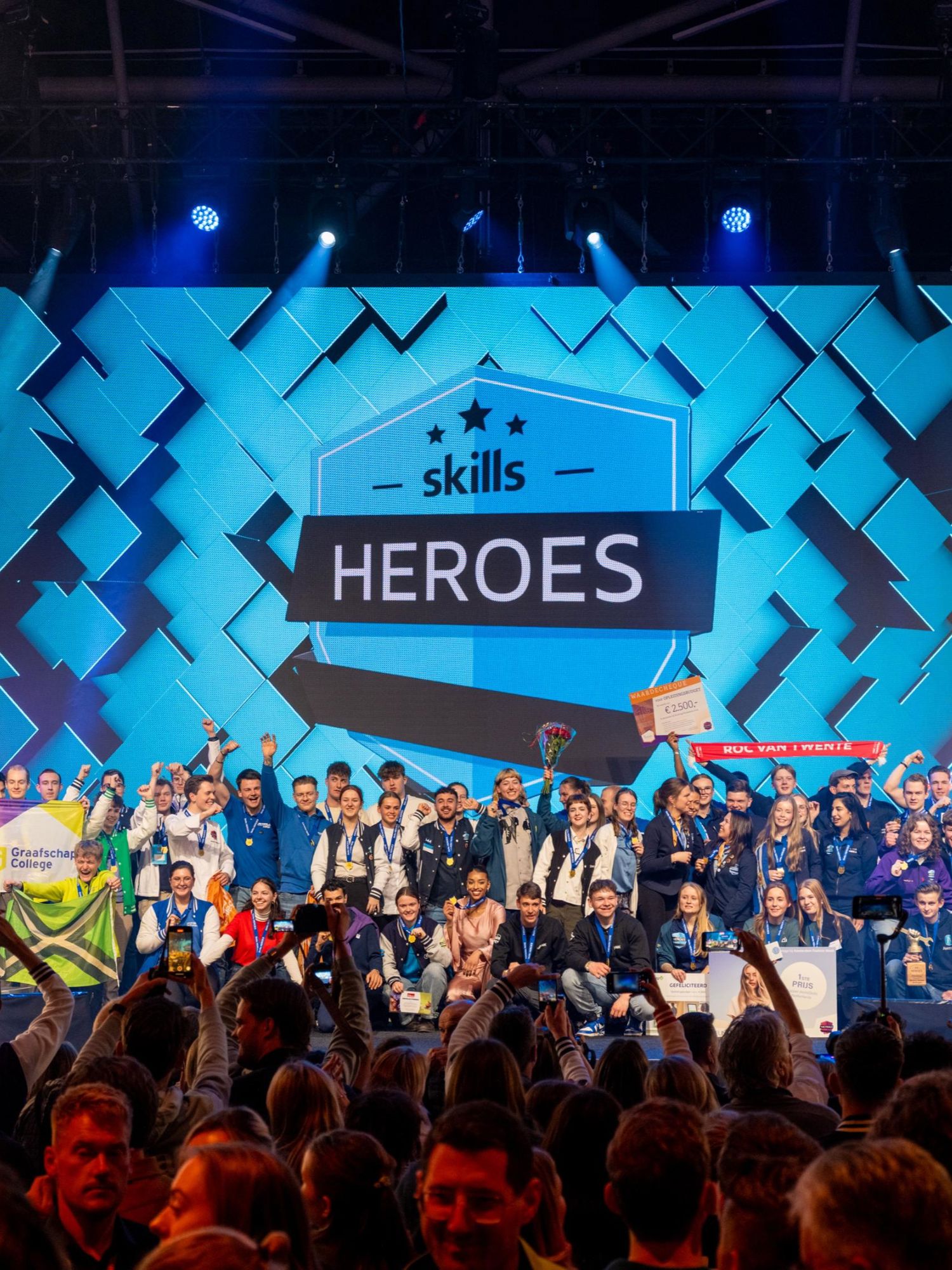 Mbo-studenten op het podium tijdens Skills The Finals 2025