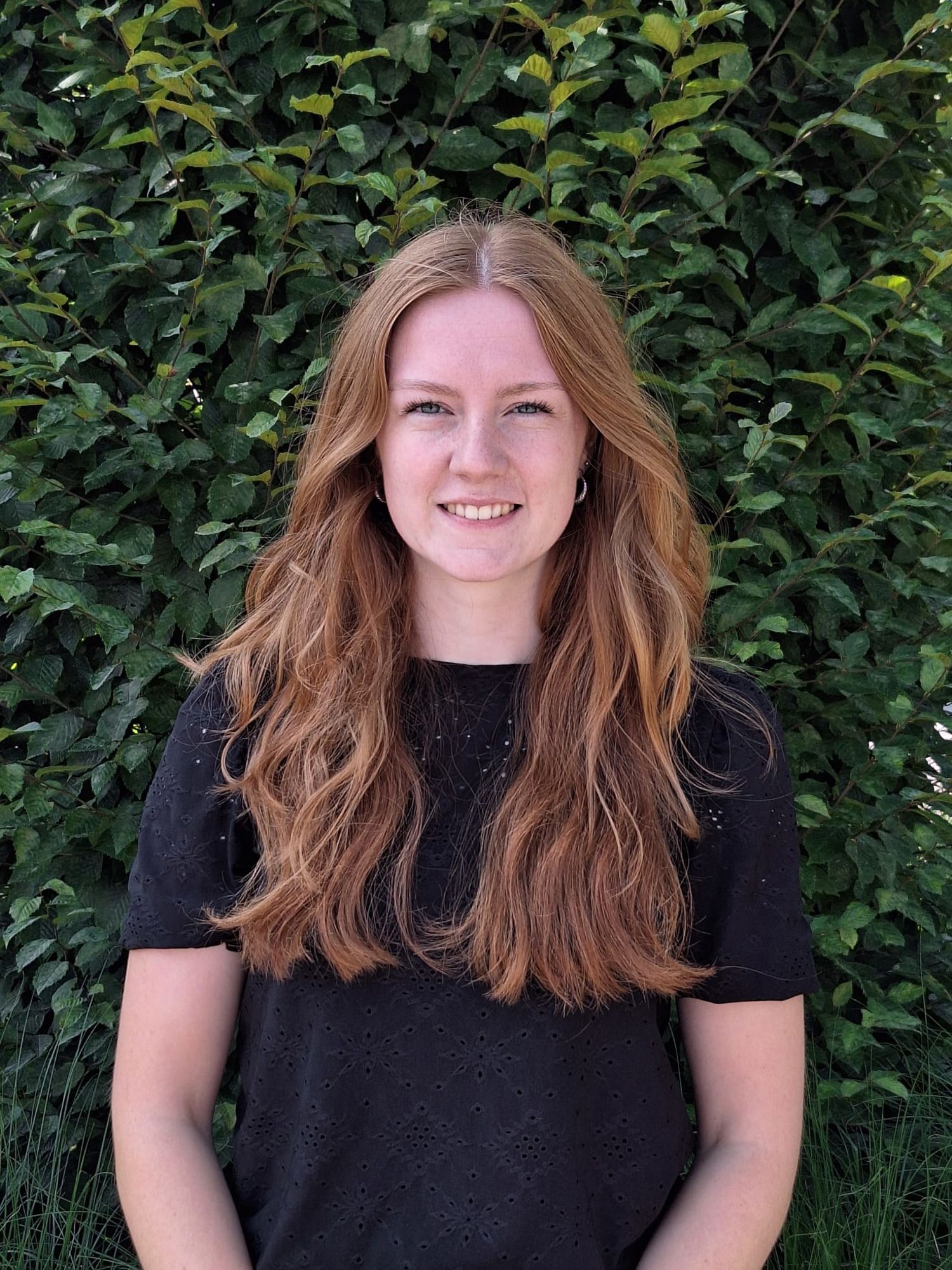Twee studenten in een groene omgeving